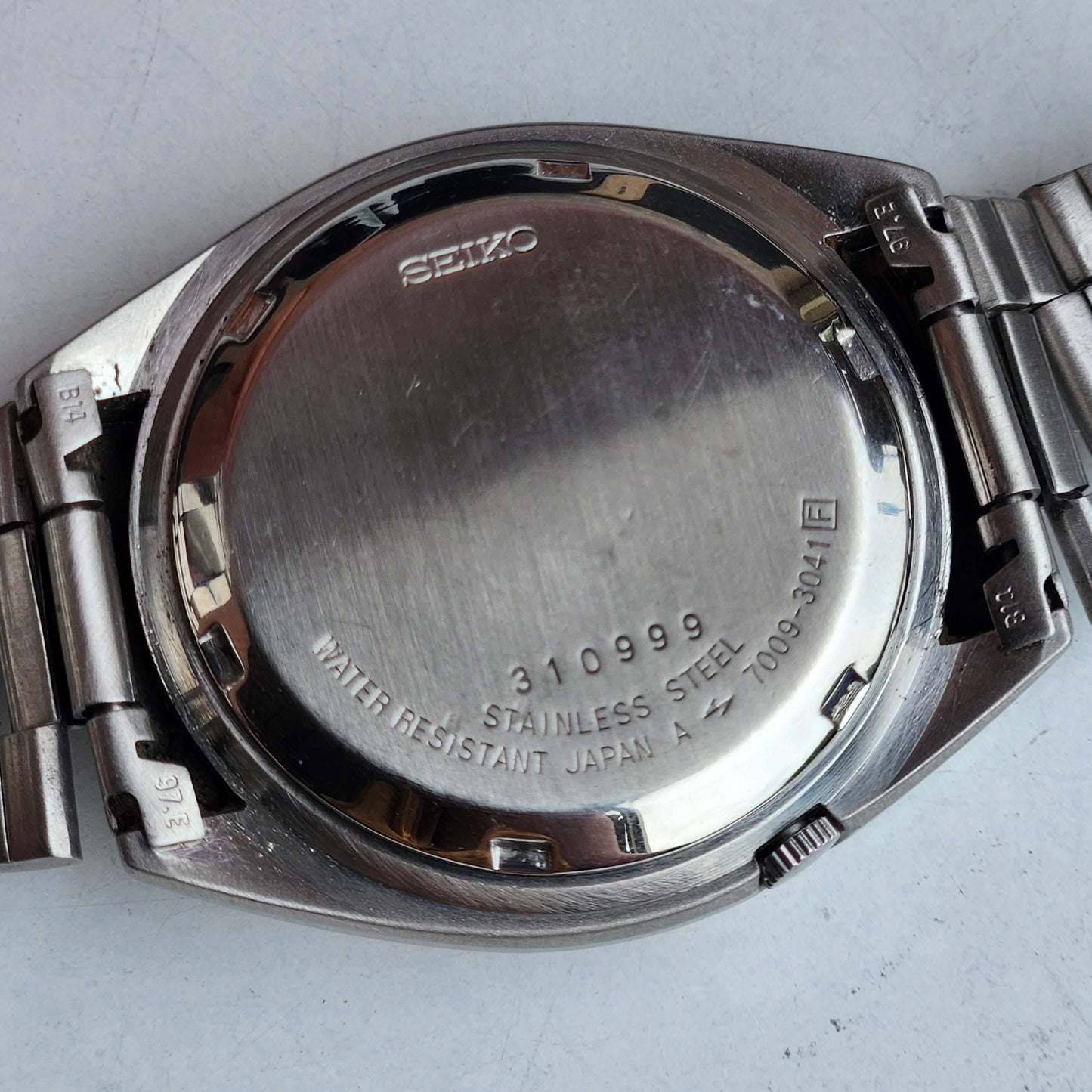 Vintage 1983 Original Seiko 5 Automatic 7009-3041 Grey Face 17 Jewels Day-Date Japanese Men's Wrist Watch ET62