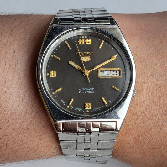 Vintage 1979 Original Seiko 5 Automatic 7009-821J Grey Face 17 Jewels Day-Date Japanese Men's Wrist Watch ET64