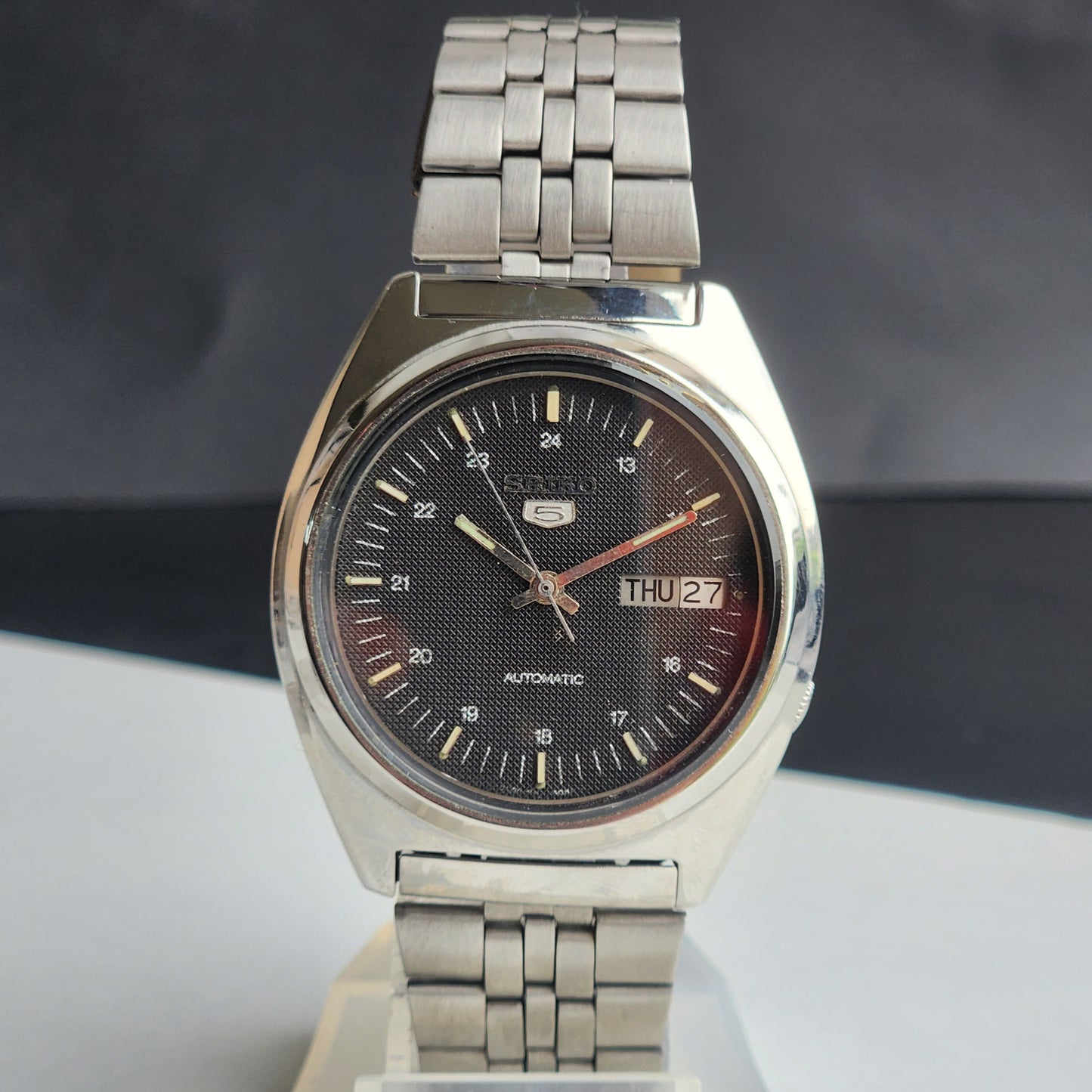 Vintage 1985 Original Seiko 5 Automatic 7009-8330 Black Face 17 Jewels Day-Date Japanese Men's Wrist Watch ET65