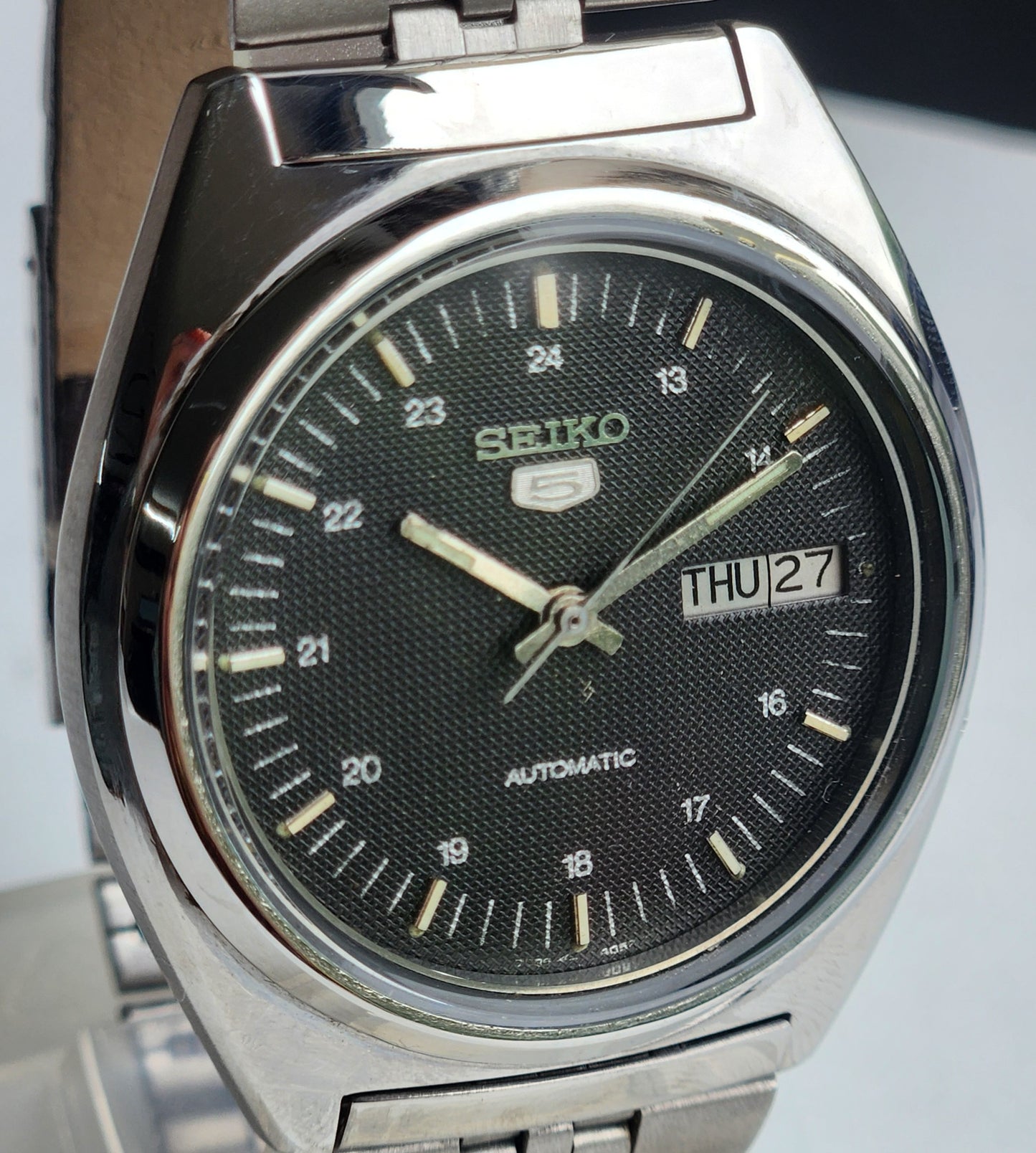 Vintage 1985 Original Seiko 5 Automatic 7009-8330 Black Face 17 Jewels Day-Date Japanese Men's Wrist Watch ET65