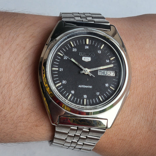 Vintage 1985 Original Seiko 5 Automatic 7009-8330 Black Face 17 Jewels Day-Date Japanese Men's Wrist Watch ET65