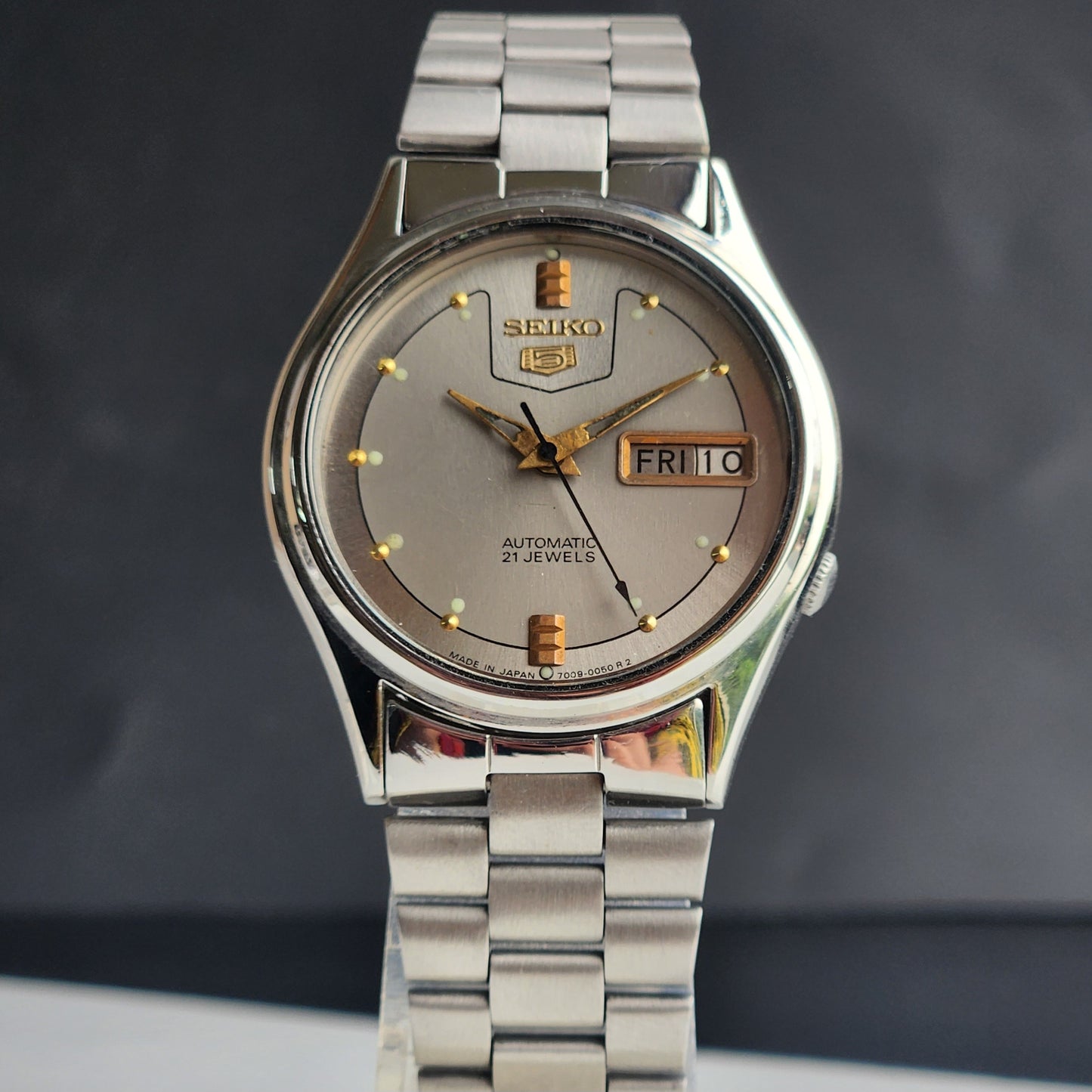 Vintage 1970 Original Seiko 5 Automatic 7019-8180 Grey Face 21 Jewels Day-Date Japanese Men's Wrist Watch ET71