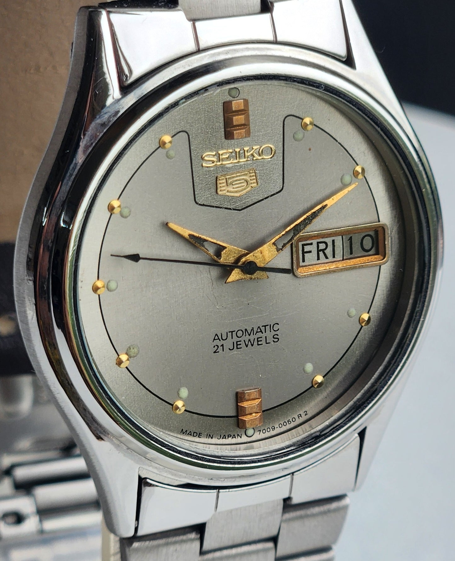 Vintage 1970 Original Seiko 5 Automatic 7019-8180 Grey Face 21 Jewels Day-Date Japanese Men's Wrist Watch ET71