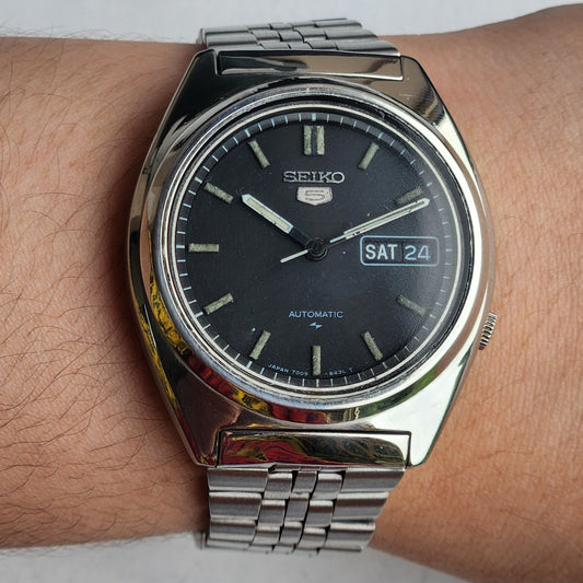 Vintage 1995 Original Seiko 5 Automatic 7009-8330 Black Face 17 Jewels Day-Date Japanese Men's Wrist Watch ET77