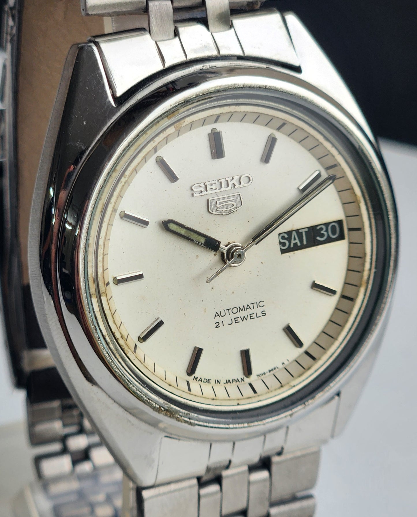 Vintage 1981 Original Seiko 5 Automatic 7009-5354 White Face 17 Jewels Day-Date Japanese Men's Wrist Watch ET83