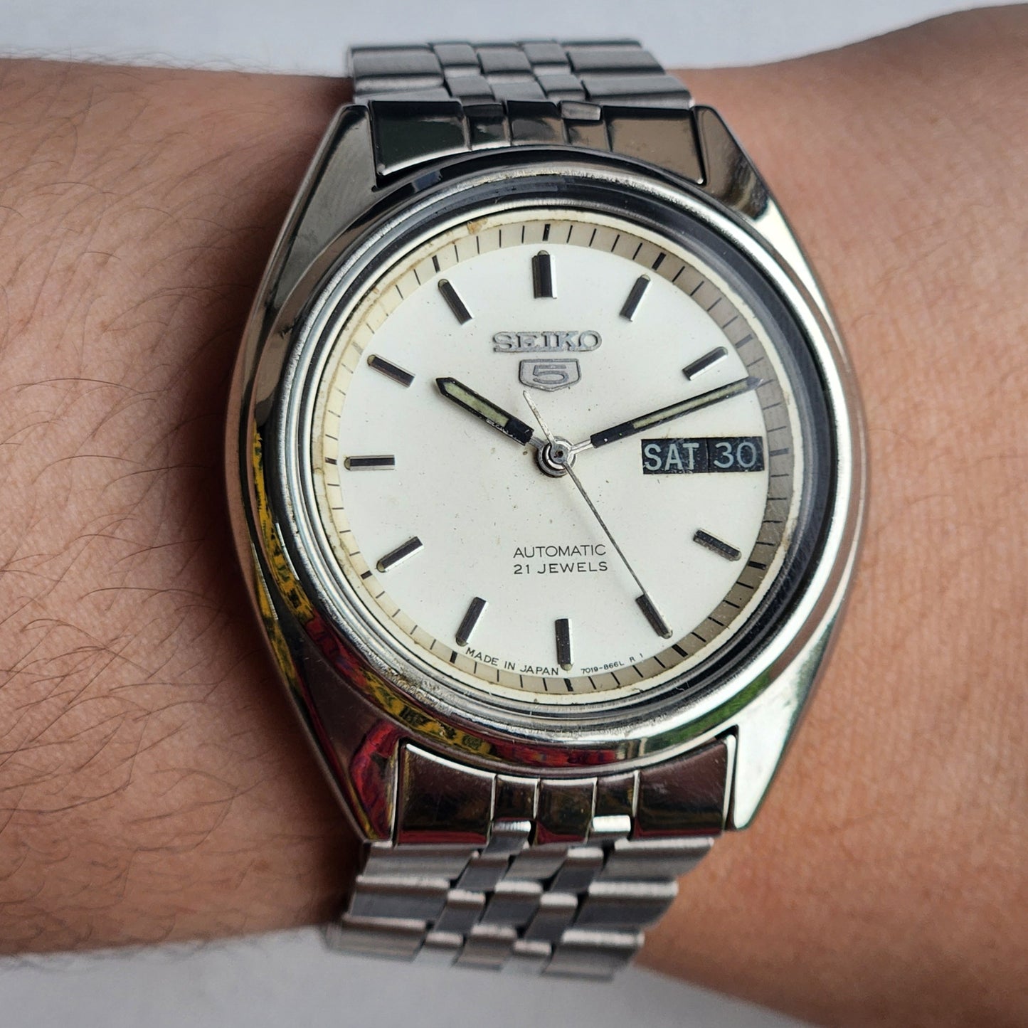 Vintage 1981 Original Seiko 5 Automatic 7009-5354 White Face 17 Jewels Day-Date Japanese Men's Wrist Watch ET83