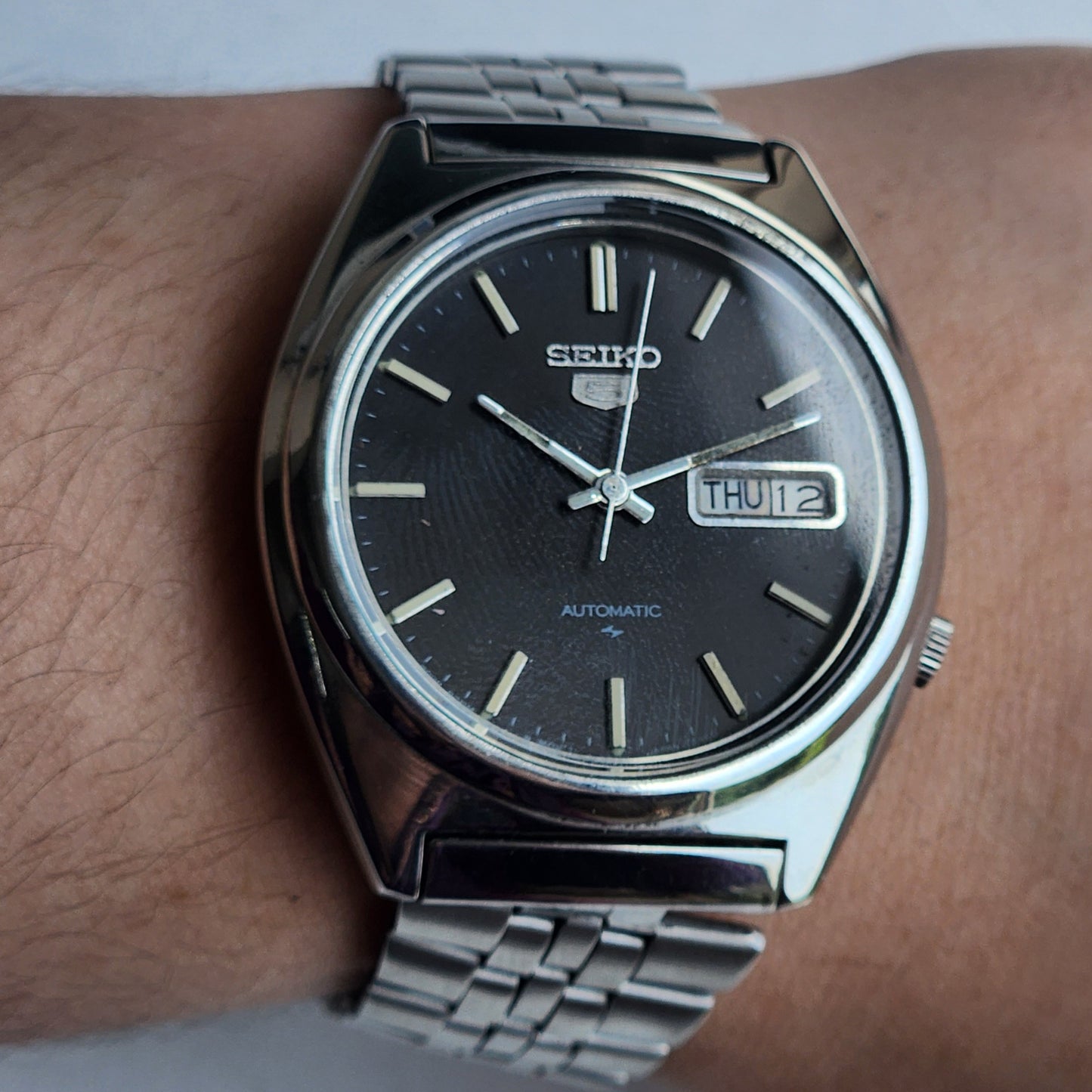 Vintage 1985 Original Seiko 5 Automatic 7009-8331 Black Face 17 Jewels Day-Date Japanese Men's Wrist Watch ET89