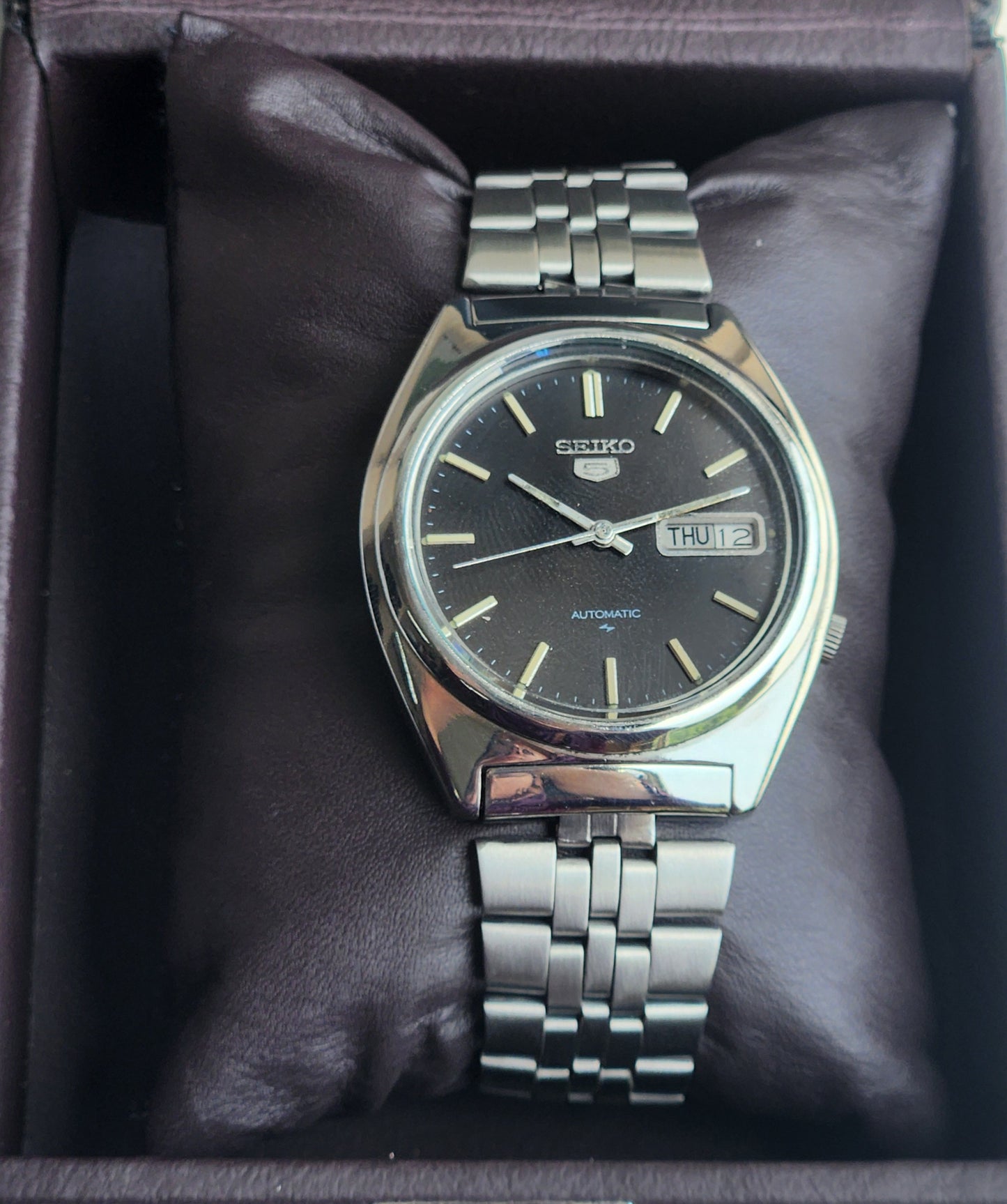 Vintage 1985 Original Seiko 5 Automatic 7009-8331 Black Face 17 Jewels Day-Date Japanese Men's Wrist Watch ET89