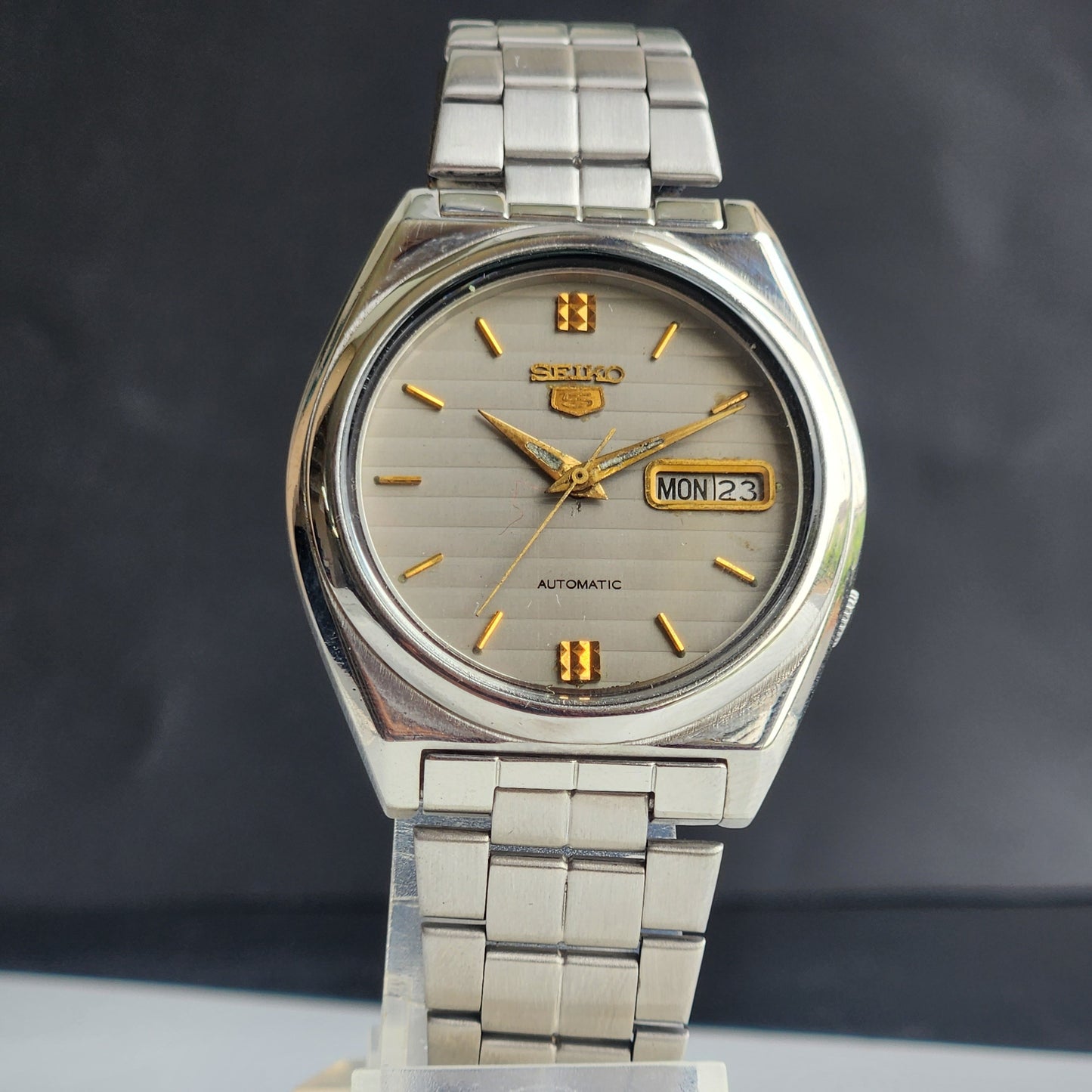 Vintage 1980 Original Seiko 5 Automatic 7009-3130 Grey Face 21 Jewels Day-Date Japanese Men's Wrist Watch ET99