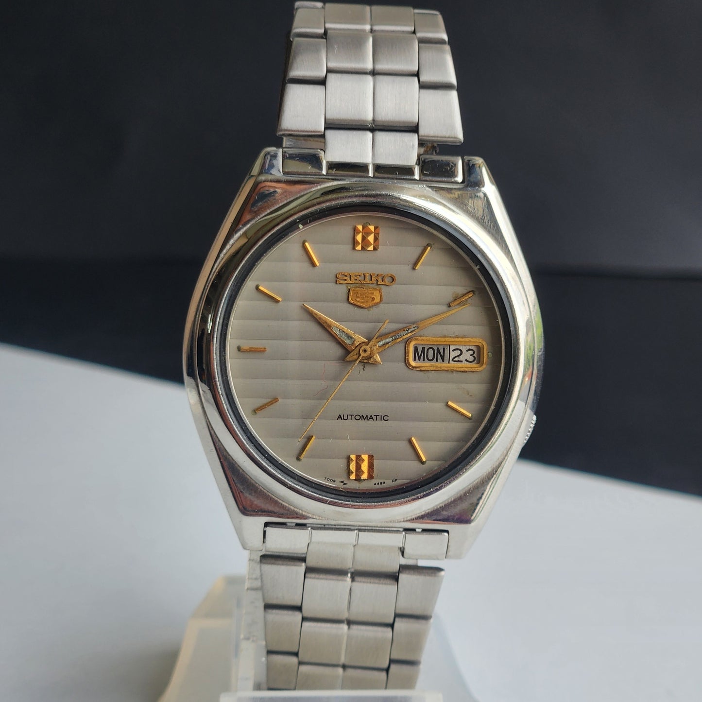 Vintage 1980 Original Seiko 5 Automatic 7009-3130 Grey Face 21 Jewels Day-Date Japanese Men's Wrist Watch ET99