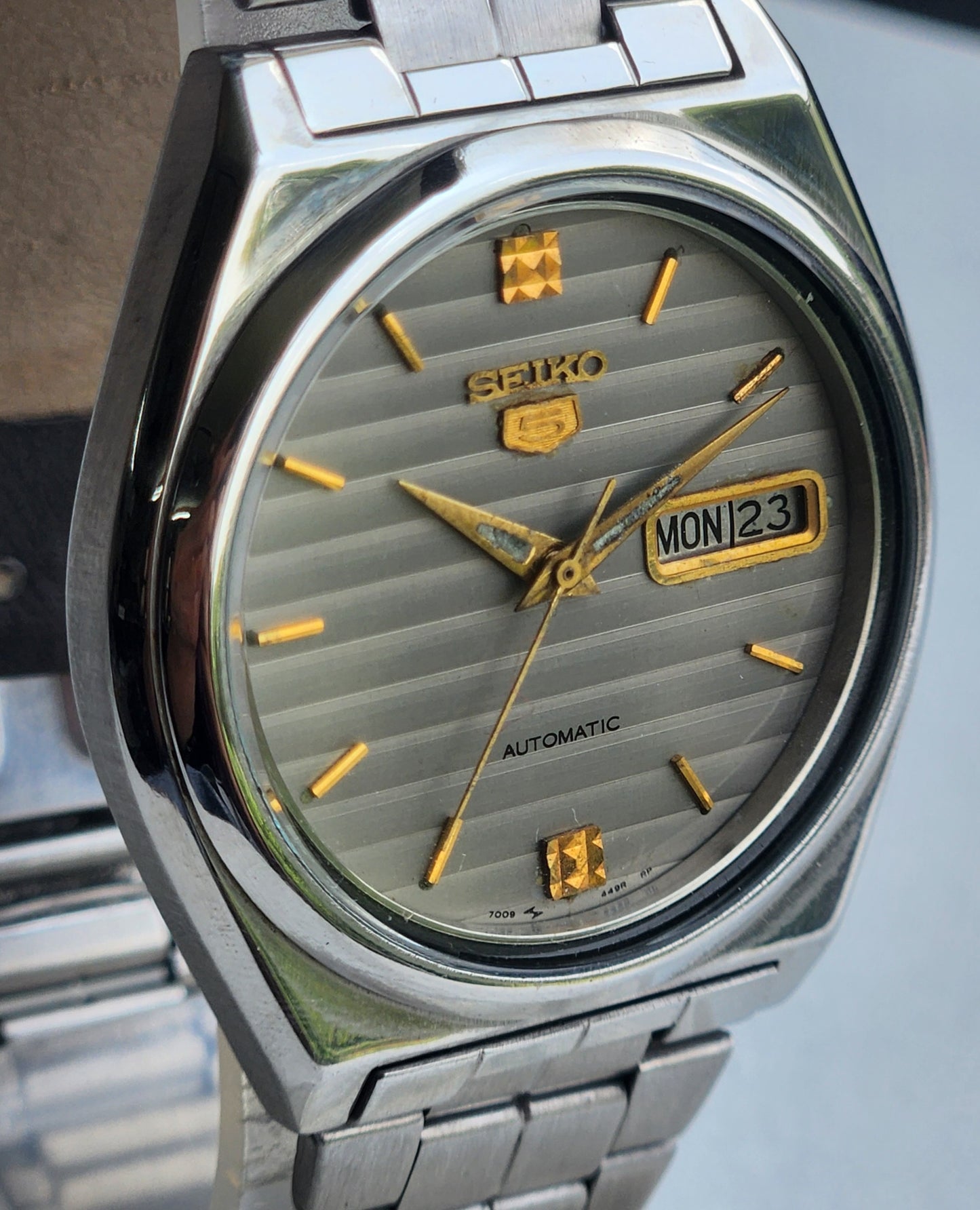 Vintage 1980 Original Seiko 5 Automatic 7009-3130 Grey Face 21 Jewels Day-Date Japanese Men's Wrist Watch ET99