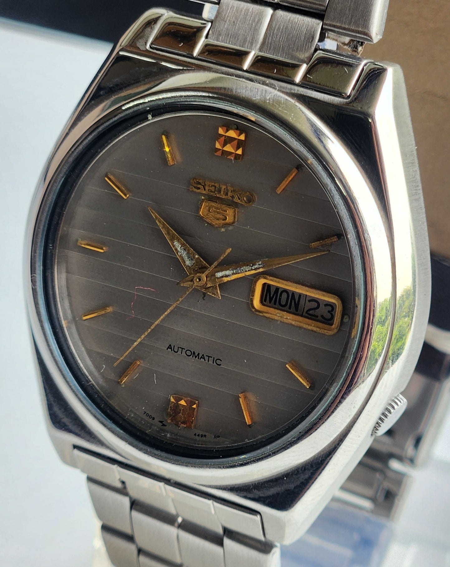 Vintage 1980 Original Seiko 5 Automatic 7009-3130 Grey Face 21 Jewels Day-Date Japanese Men's Wrist Watch ET99