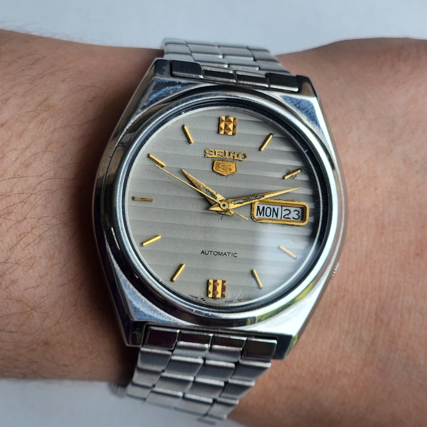 Vintage 1980 Original Seiko 5 Automatic 7009-3130 Grey Face 21 Jewels Day-Date Japanese Men's Wrist Watch ET99