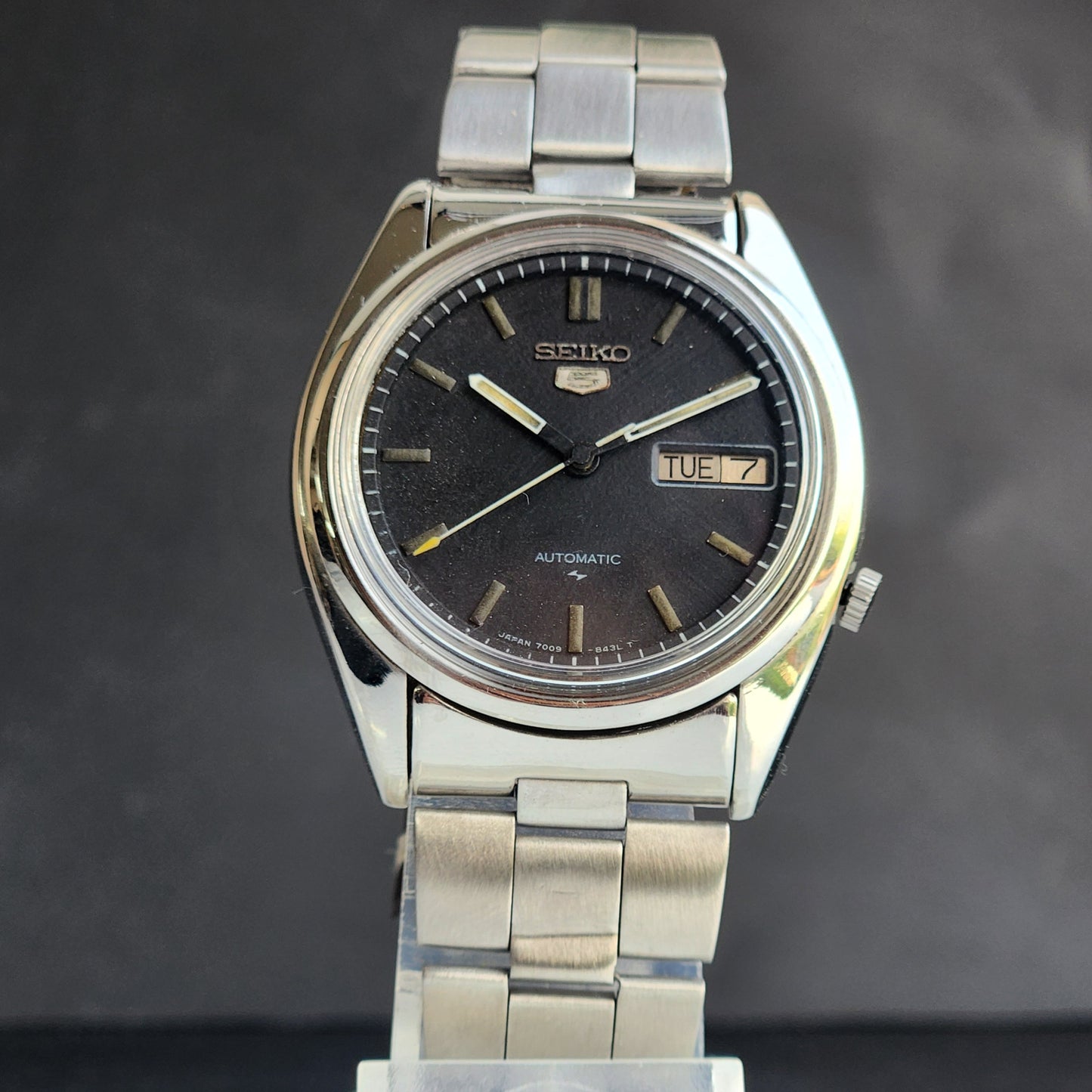 Vintage 1984 Original Seiko 5 Automatic 7009-3161 Black Face 17 Jewels Day-Date Japanese Men's Wrist Watch ET102