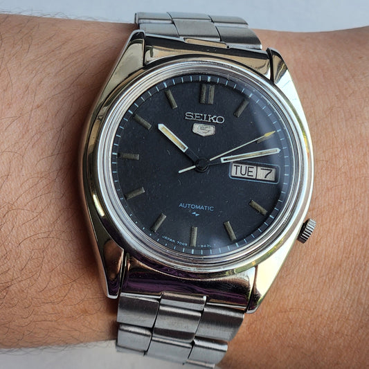 Vintage 1984 Original Seiko 5 Automatic 7009-3161 Black Face 17 Jewels Day-Date Japanese Men's Wrist Watch ET102