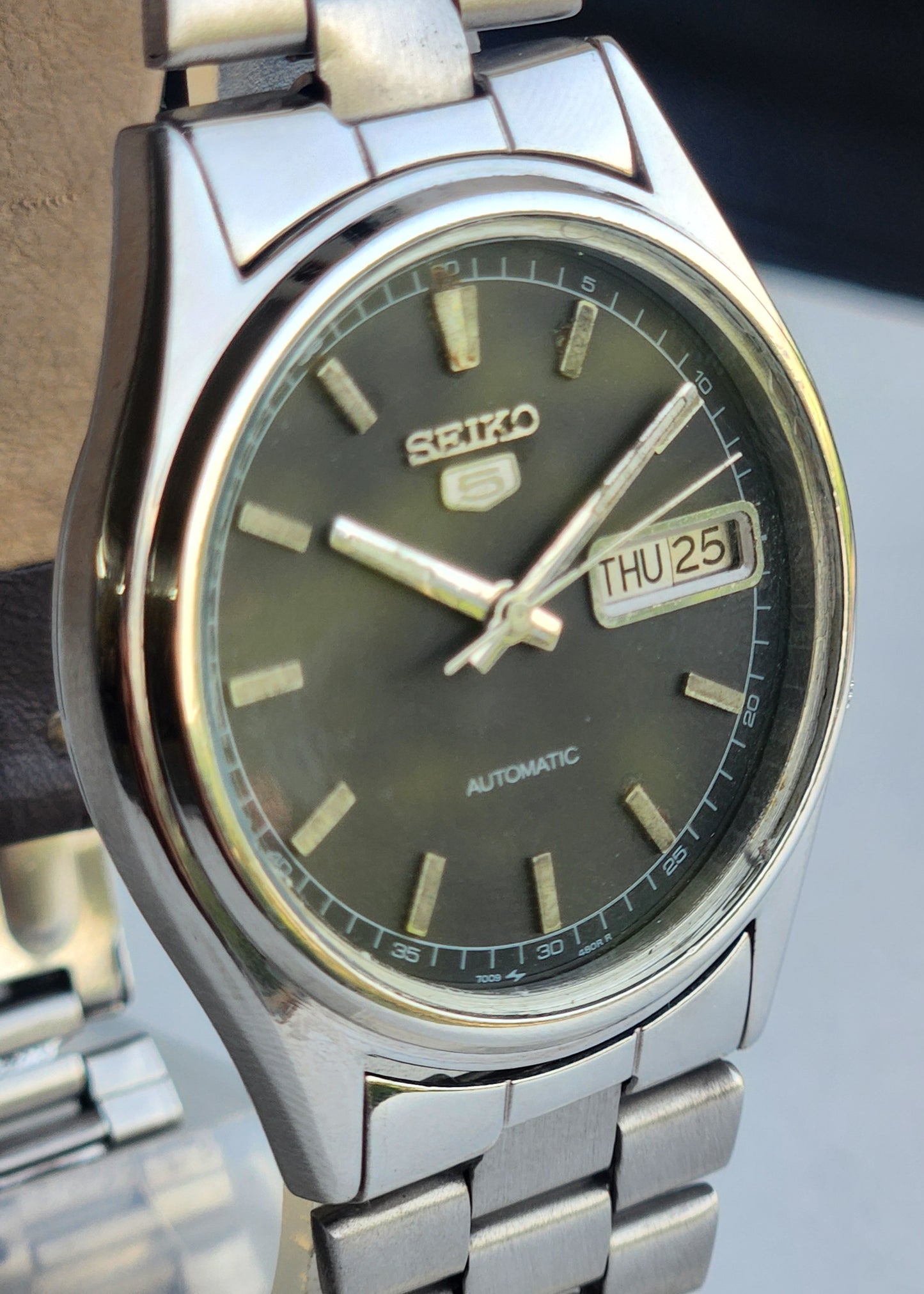 Vintage 1983 Original Seiko 5 Automatic 7009-3100 Black Face 17 Jewels Day-Date Japanese Men's Wrist Watch ET104
