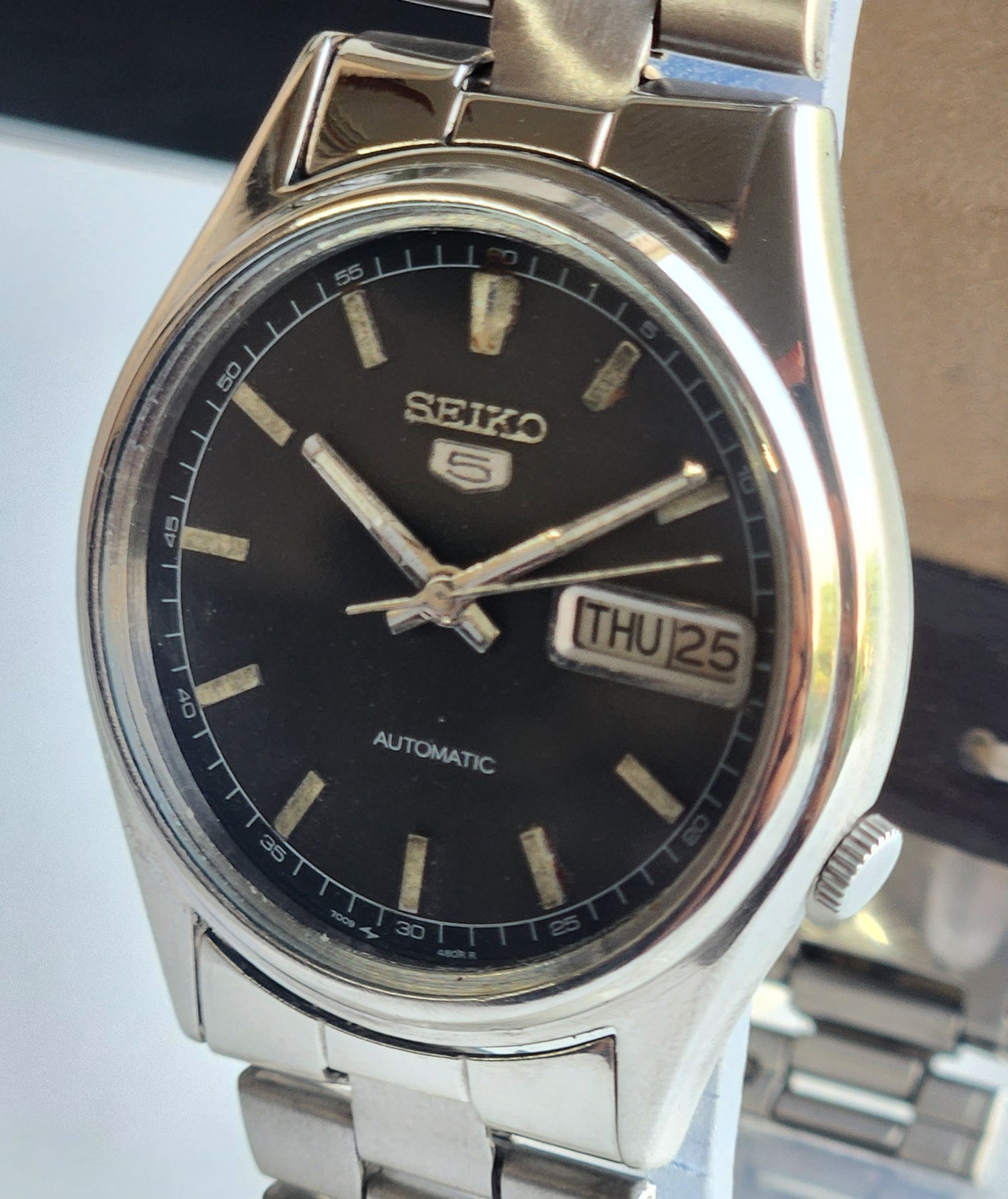 Vintage 1983 Original Seiko 5 Automatic 7009-3100 Black Face 17 Jewels Day-Date Japanese Men's Wrist Watch ET104