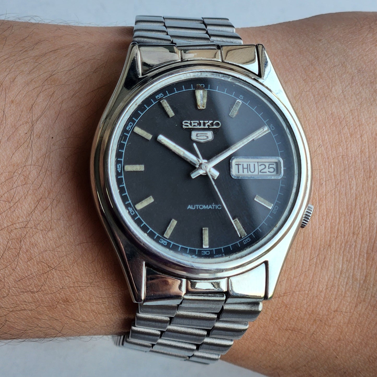 Vintage 1983 Original Seiko 5 Automatic 7009-3100 Black Face 17 Jewels Day-Date Japanese Men's Wrist Watch ET104