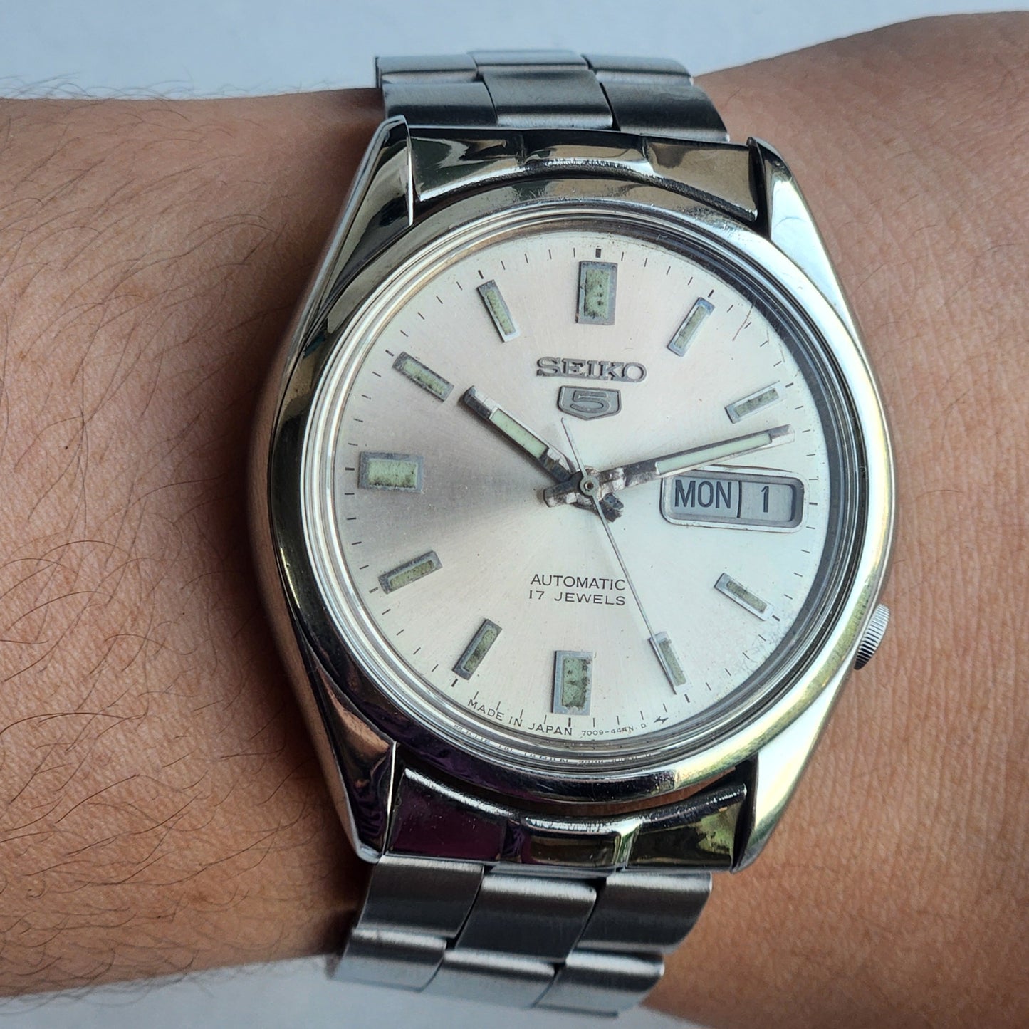 Vintage 1981 Original Seiko 5 Automatic 7009-5320 Silver Face 17 Jewels Day-Date Japanese Men's Wrist Watch ET106