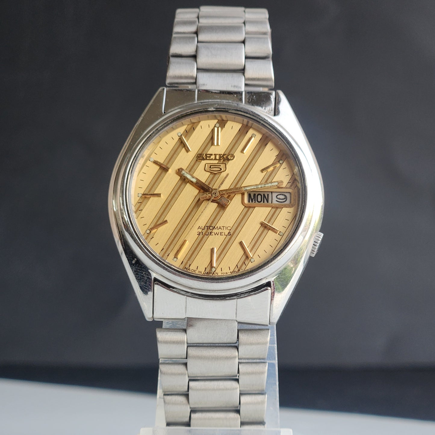Vintage 1975 Original Seiko 5 Automatic 7019-6081 Golden Face 21 Jewels Day-Date Japanese Men's Wrist Watch ET109