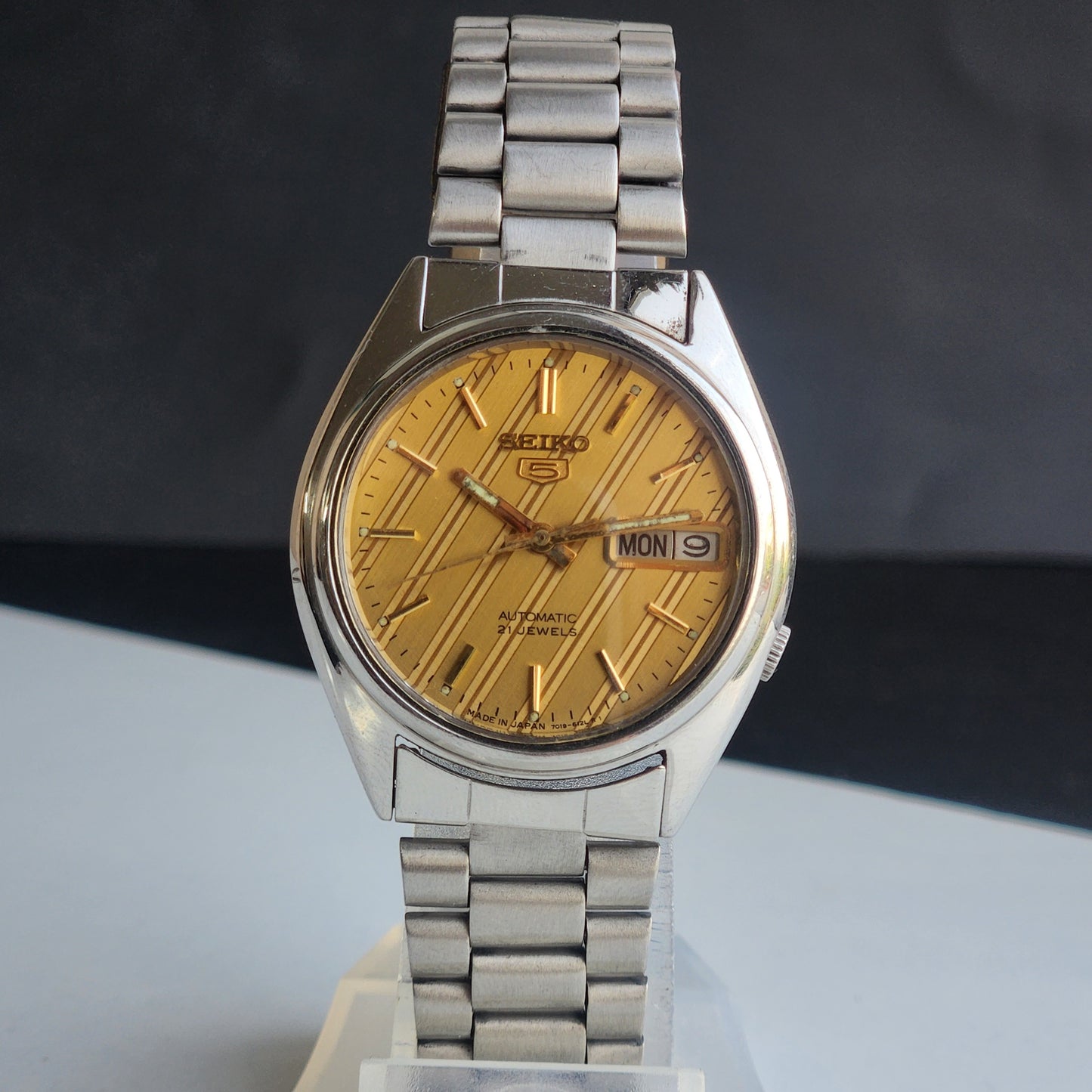 Vintage 1975 Original Seiko 5 Automatic 7019-6081 Golden Face 21 Jewels Day-Date Japanese Men's Wrist Watch ET109
