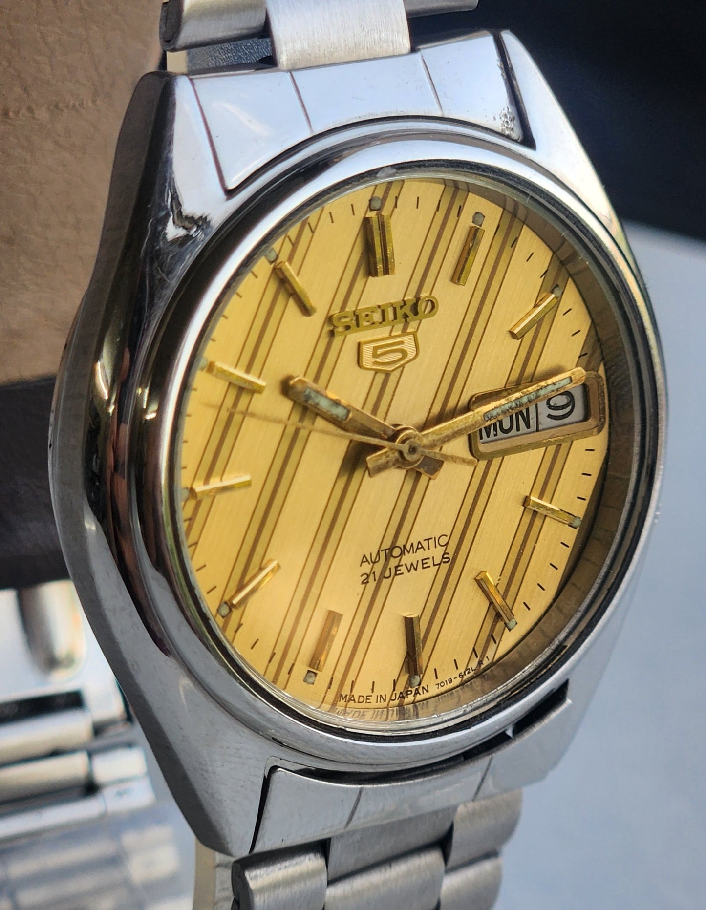 Vintage 1975 Original Seiko 5 Automatic 7019-6081 Golden Face 21 Jewels Day-Date Japanese Men's Wrist Watch ET109
