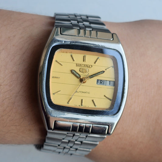 Vintage 1981 Original Seiko 5 Automatic 7009-2031 Golden Face 17 Jewels Day-Date Japanese Men's Wrist Watch ET111