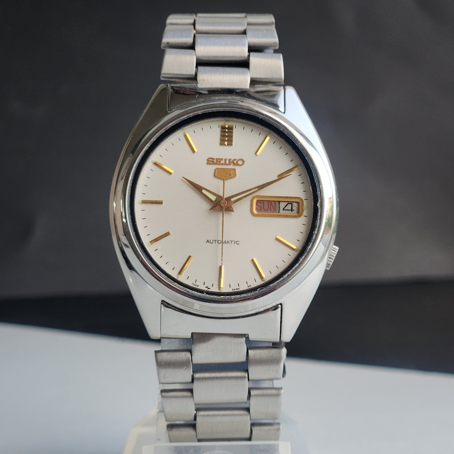 Vintage 1985 Original Seiko 5 Automatic 7009-3040 White Face 17 Jewels Day-Date Japanese Men's Wrist Watch ET114