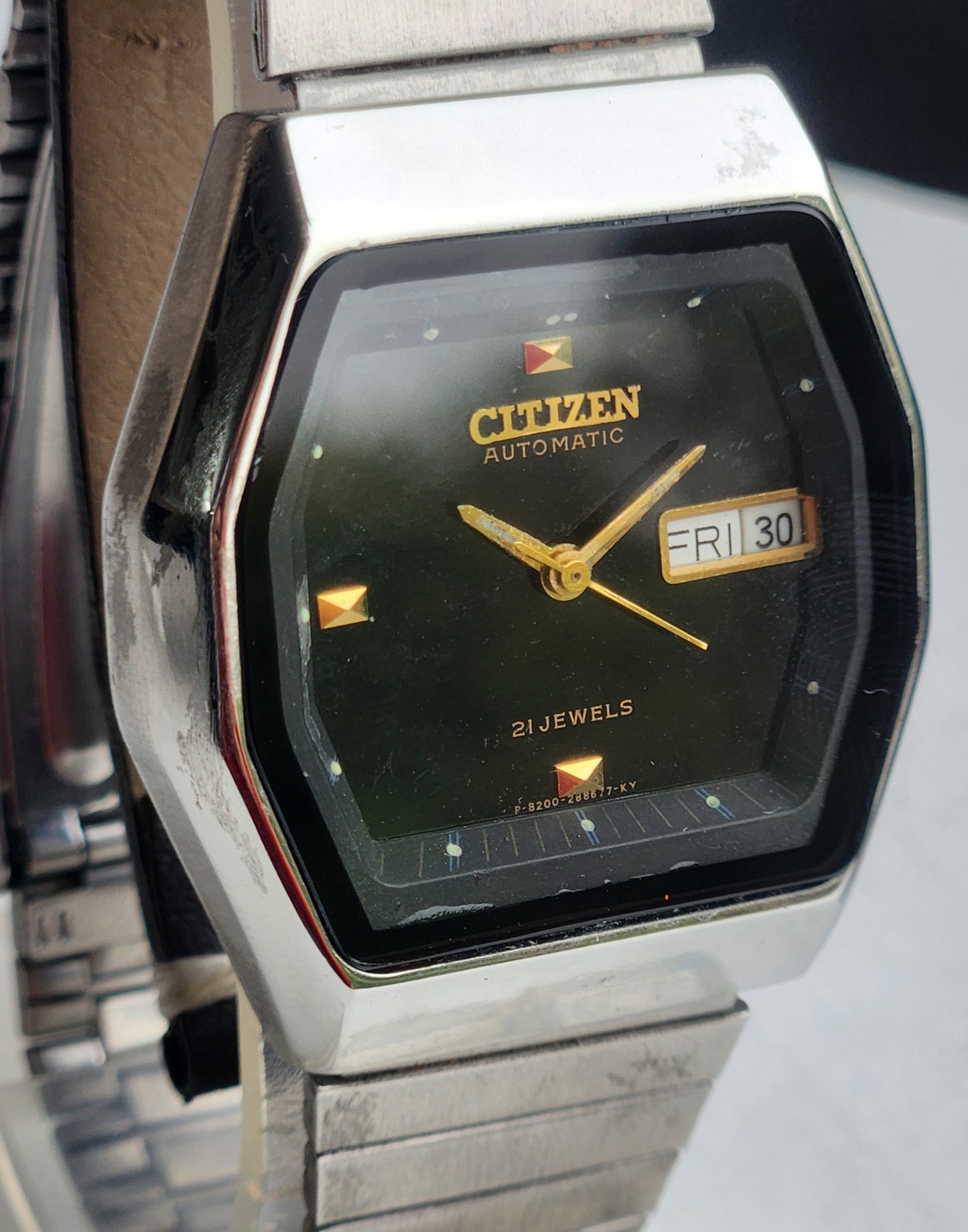 Vintage 1981 Original Citizen Automatic 8200 Black Face 21 Jewels Day-Date Japanese Men's Wrist Watch EG176