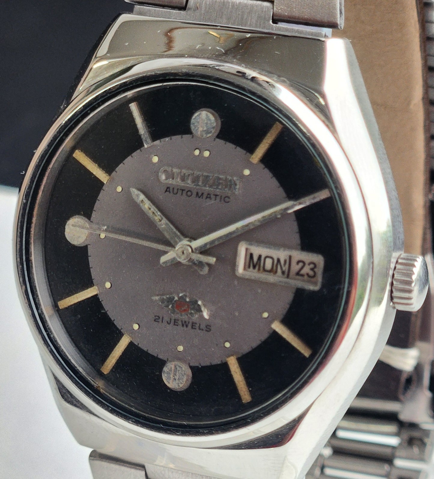 Vintage 1982 Original Citizen Automatic 8200 Grey Face 21 Jewels Day-Date Japanese Men's Wrist Watch EG180