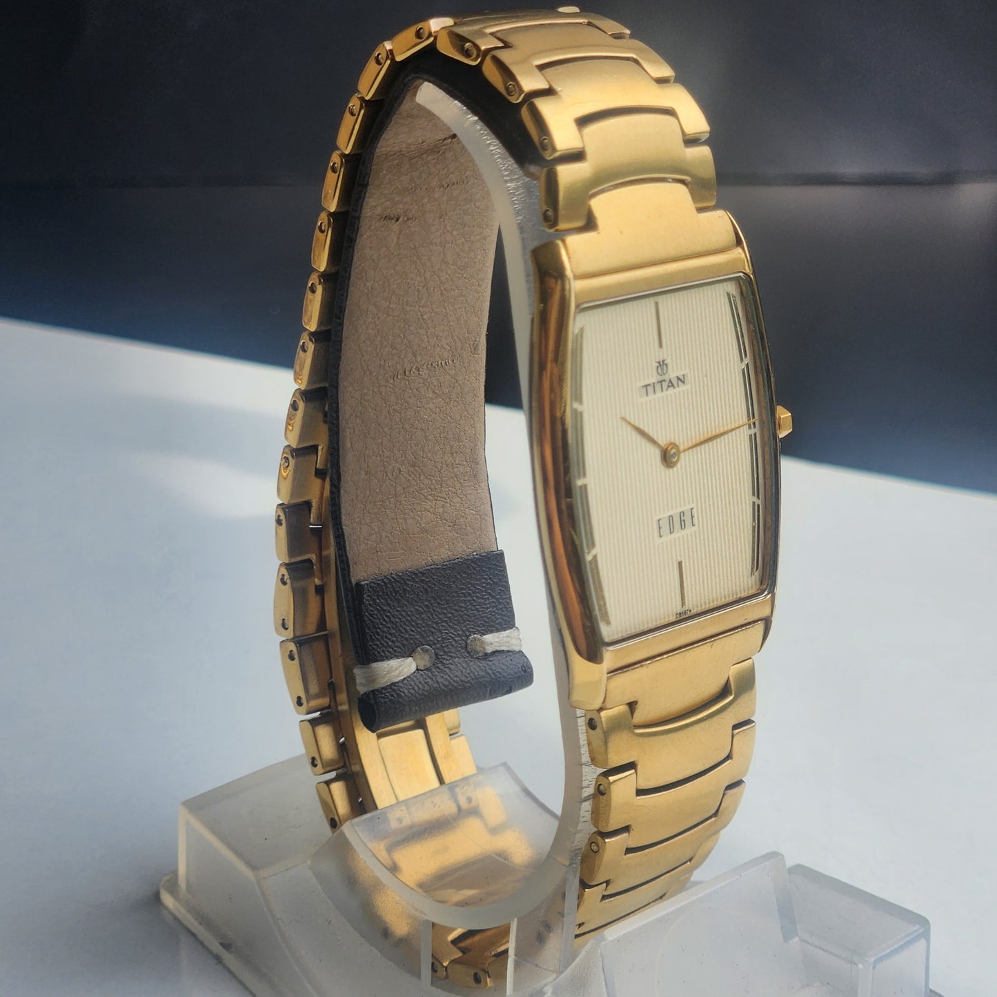 Original TITAN EDGE 1044YCE31 Barrel Golden Face 28MM Case Men's Watch H63