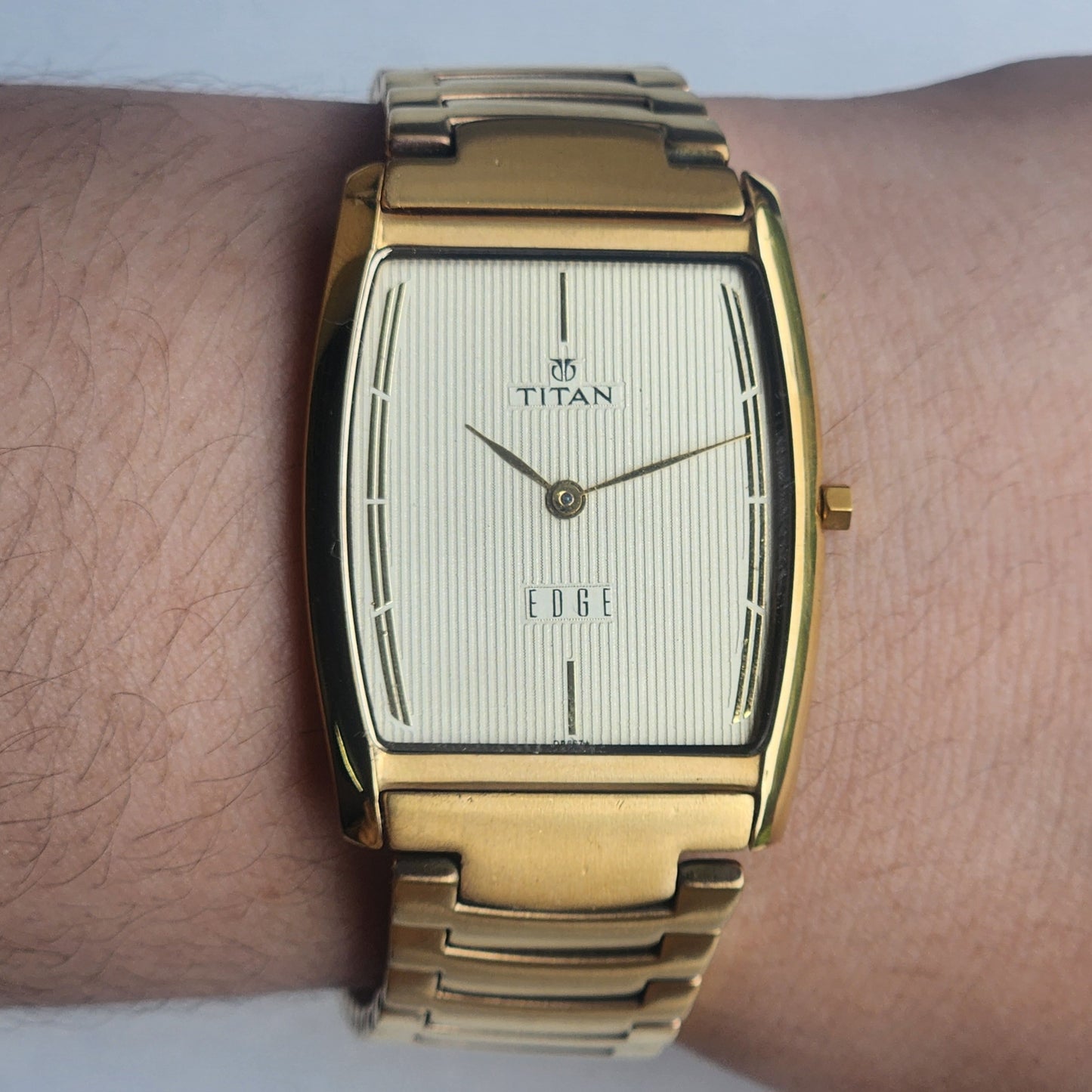 Original TITAN EDGE 1044YCE31 Barrel Golden Face 28MM Case Men's Watch H63