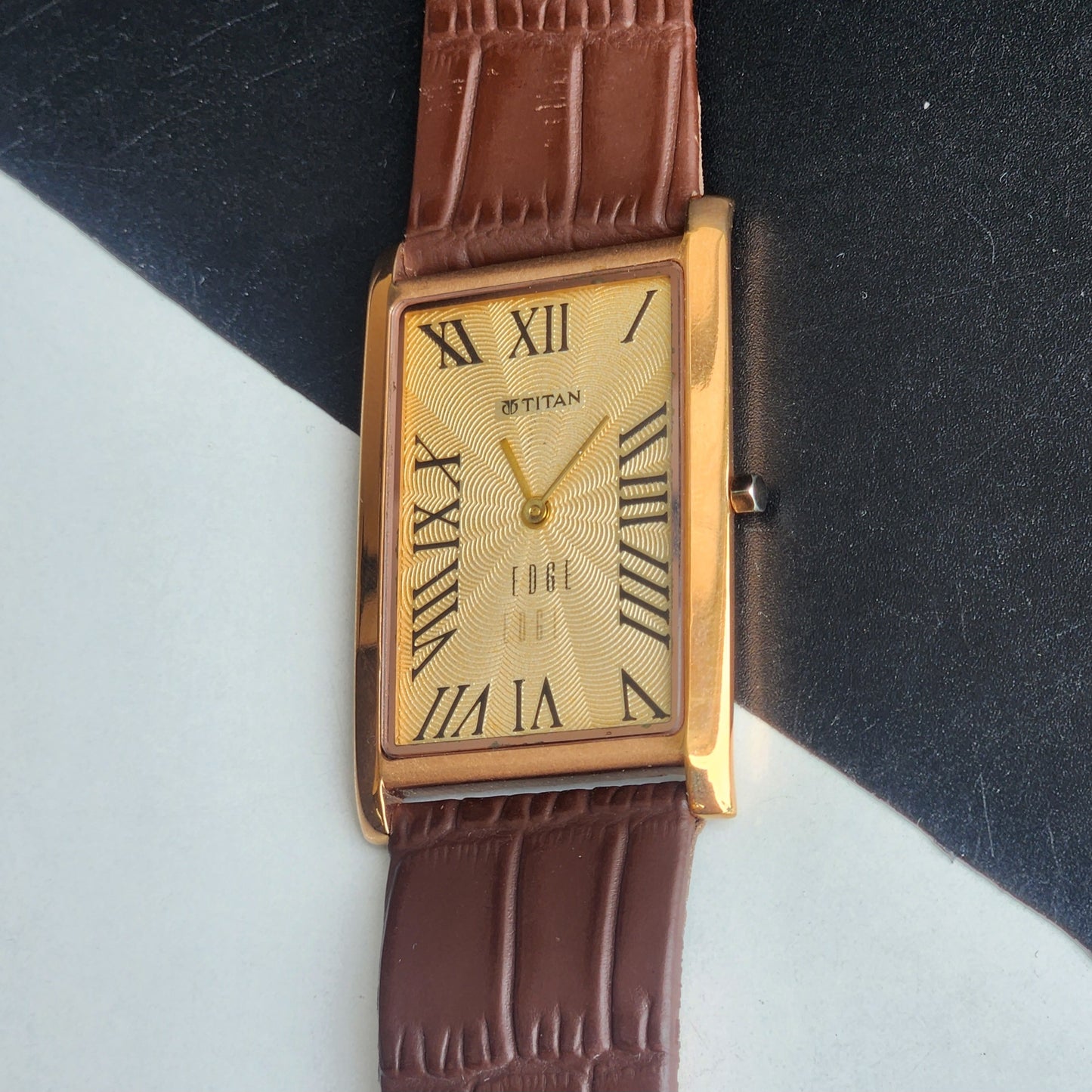 Original TITAN EDGE 151AYAA Rectangular Golden Face 28MM Case Men's Watch H74