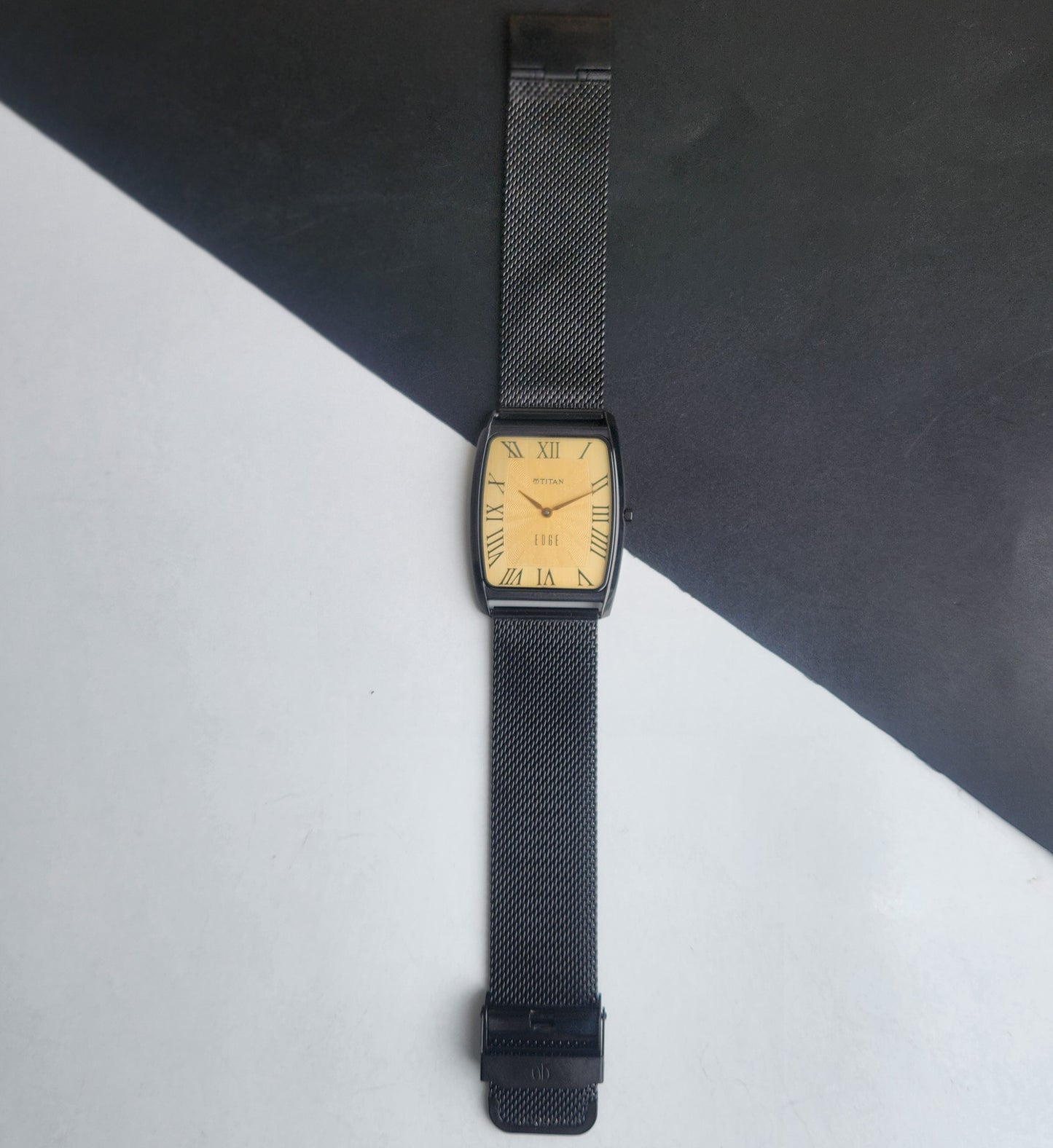 Original TITAN EDGE 1596NCA31 Barrel Golden Face 33MM Case Men's Watch H79