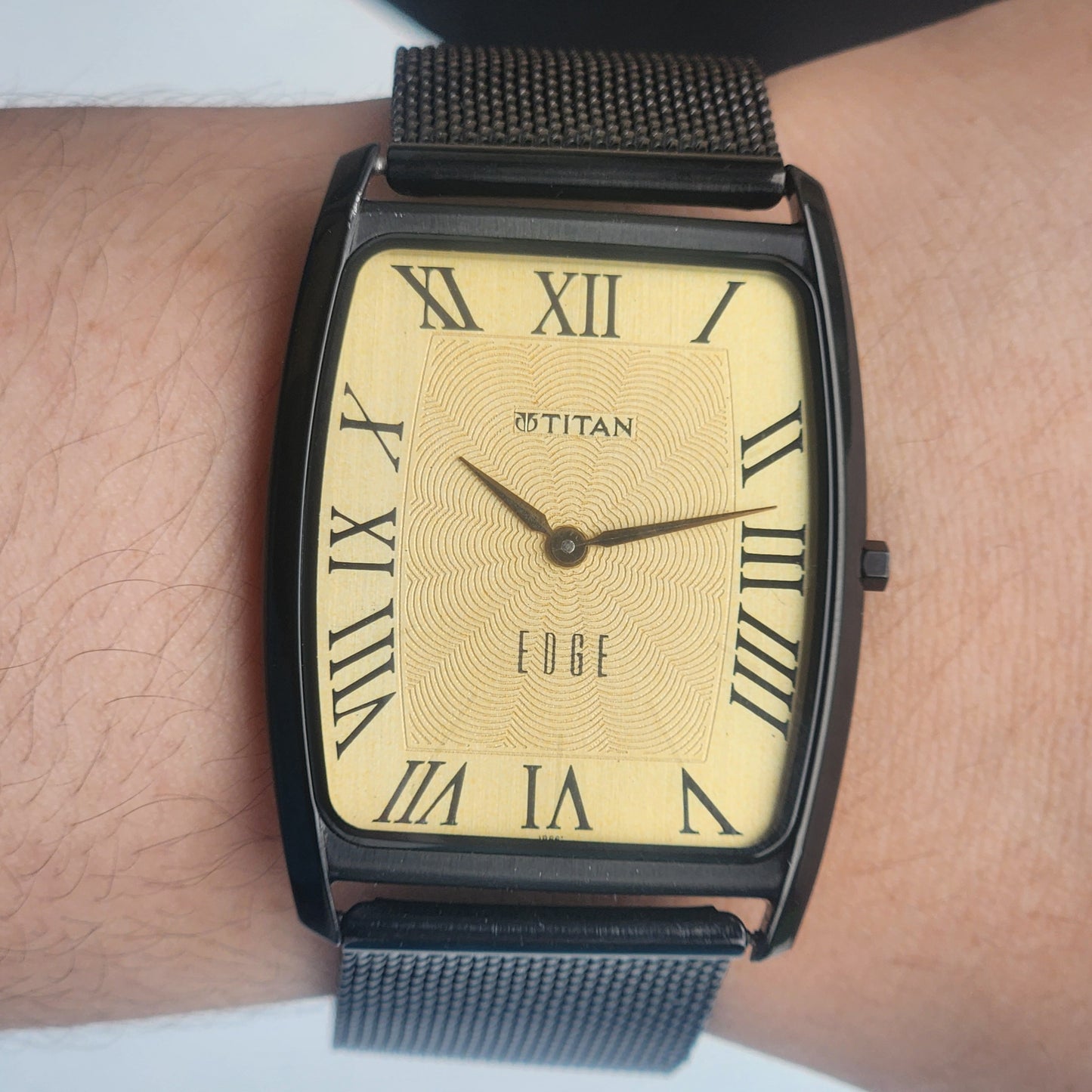 Original TITAN EDGE 1596NCA31 Barrel Golden Face 33MM Case Men's Watch H79