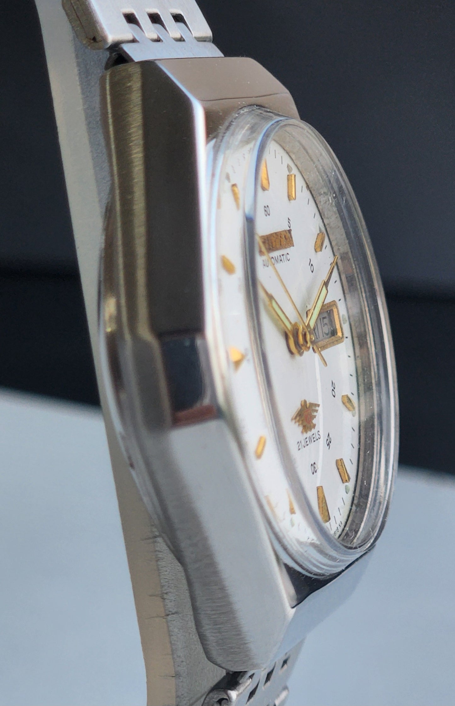 Vintage 1983 Original Citizen Automatic 8200 White Face 21 Jewels Day-Date Japanese Men's Wrist Watch EA05