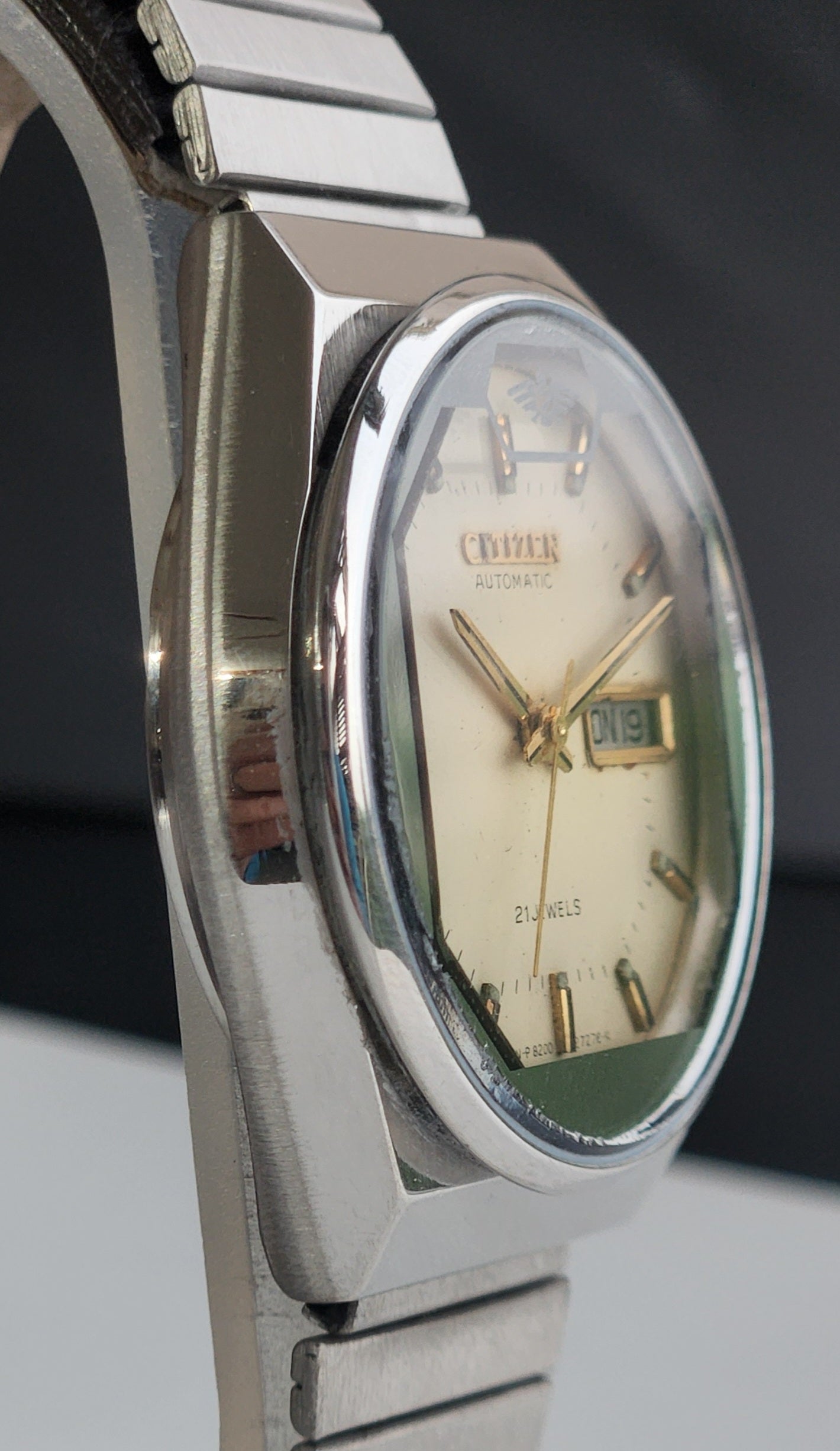 Vintage 1979 Original Citizen Automatic 8200 Cream Face 21 Jewels Day-Date Japanese Men's Wrist Watch EA11