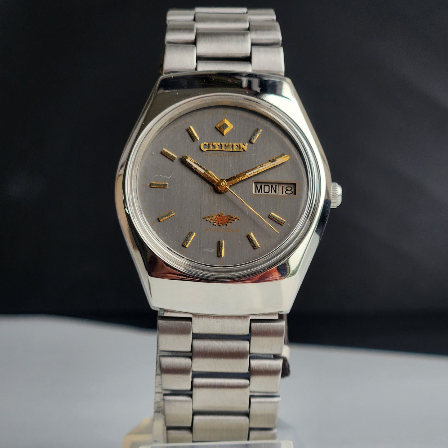 Vintage 1982 Original Citizen Automatic 8200 Grey Face 21 Jewels Day-Date Japanese Men's Wrist Watch EA23