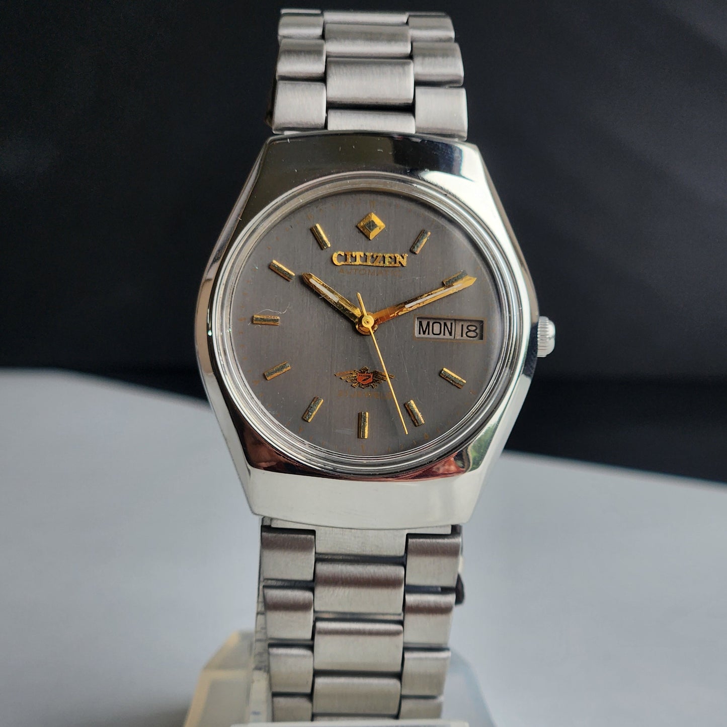 Vintage 1982 Original Citizen Automatic 8200 Grey Face 21 Jewels Day-Date Japanese Men's Wrist Watch EA23