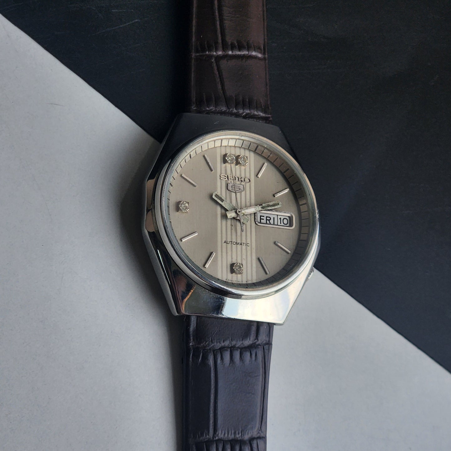 Vintage 1992 Original Seiko 5 Automatic 6309-720B Grey Face 17 Jewels Brown Leather Strap Day-Date Japanese Men's Wrist Watch EG198