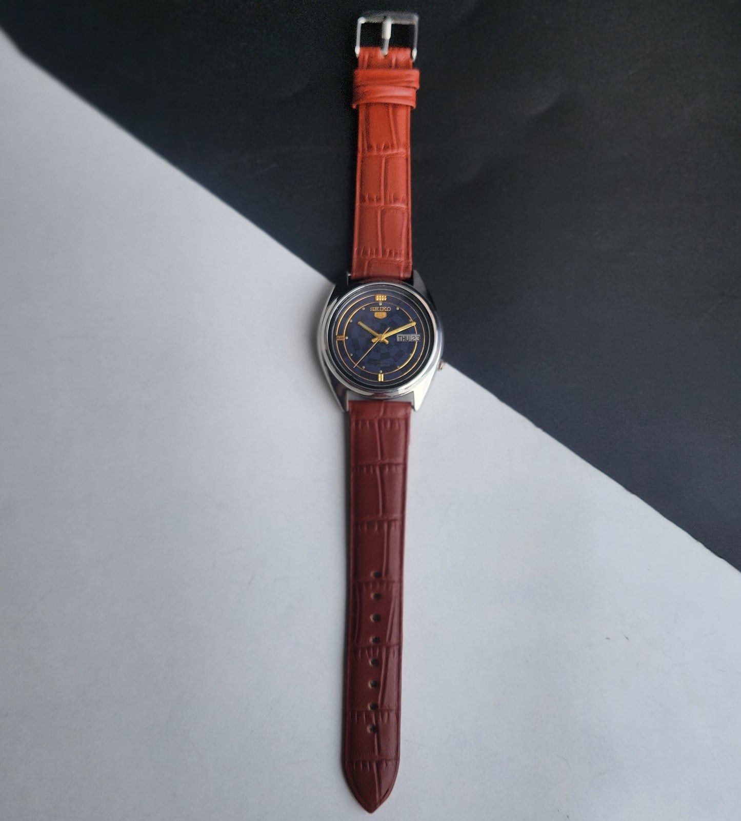 Vintage 1989 Original Seiko 5 Automatic 7009-3040 Blue Face 17 Jewels Tan Leather Strap Day-Date Japanese Men's Wrist Watch EG199