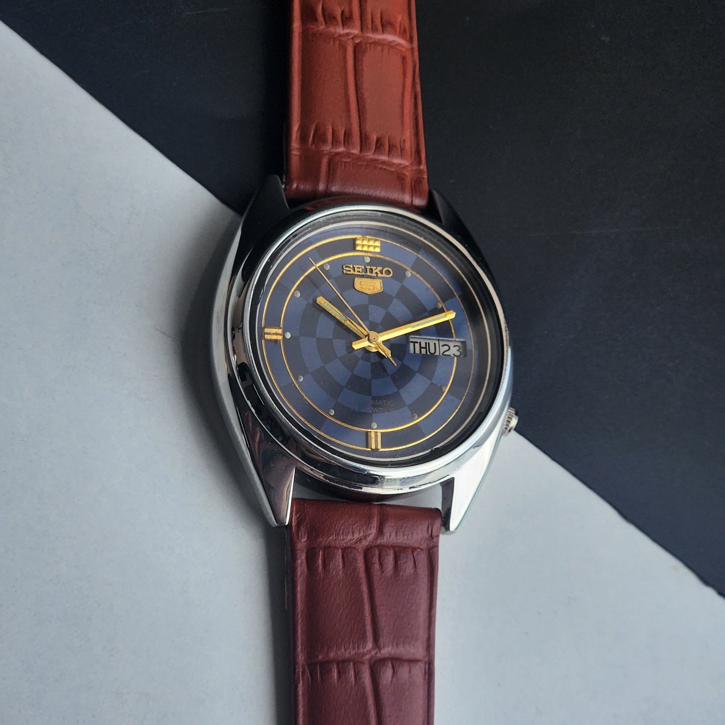 Vintage 1989 Original Seiko 5 Automatic 7009-3040 Blue Face 17 Jewels Tan Leather Strap Day-Date Japanese Men's Wrist Watch EG199
