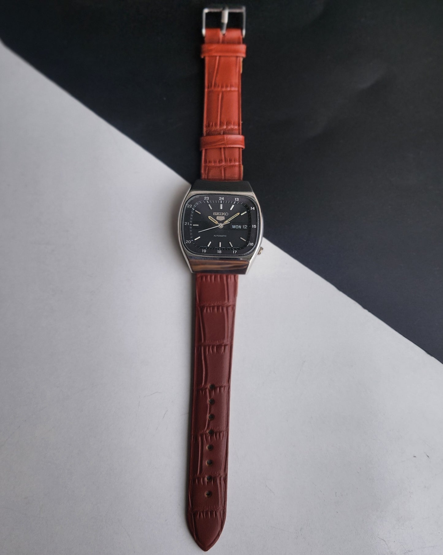 Vintage 1985 Original Seiko 5 Automatic 6319-520A Black Face 21 Jewels Tan Leather Strap Day-Date Japanese Men's Wrist Watch EG201