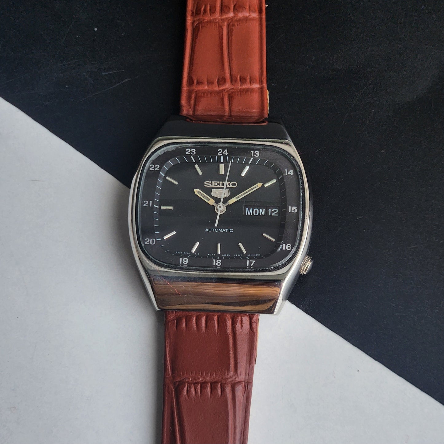 Vintage 1985 Original Seiko 5 Automatic 6319-520A Black Face 21 Jewels Tan Leather Strap Day-Date Japanese Men's Wrist Watch EG201