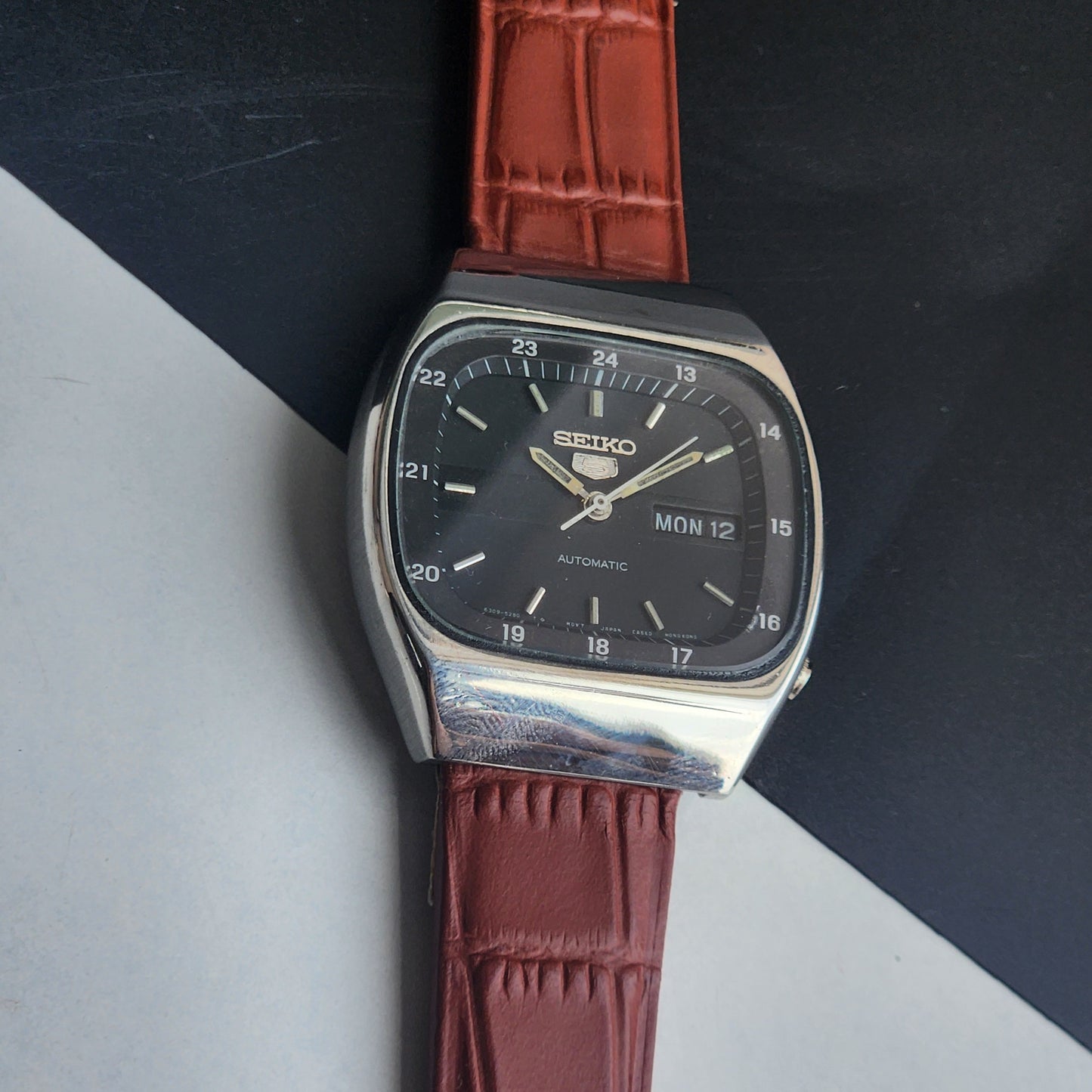 Vintage 1985 Original Seiko 5 Automatic 6319-520A Black Face 21 Jewels Tan Leather Strap Day-Date Japanese Men's Wrist Watch EG201