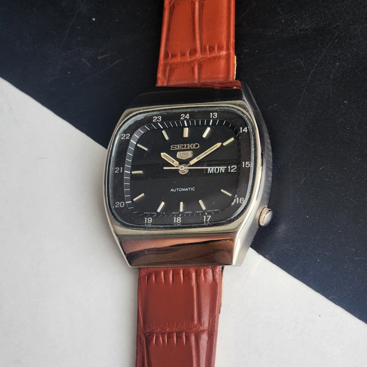 Vintage 1985 Original Seiko 5 Automatic 6319-520A Black Face 21 Jewels Tan Leather Strap Day-Date Japanese Men's Wrist Watch EG201