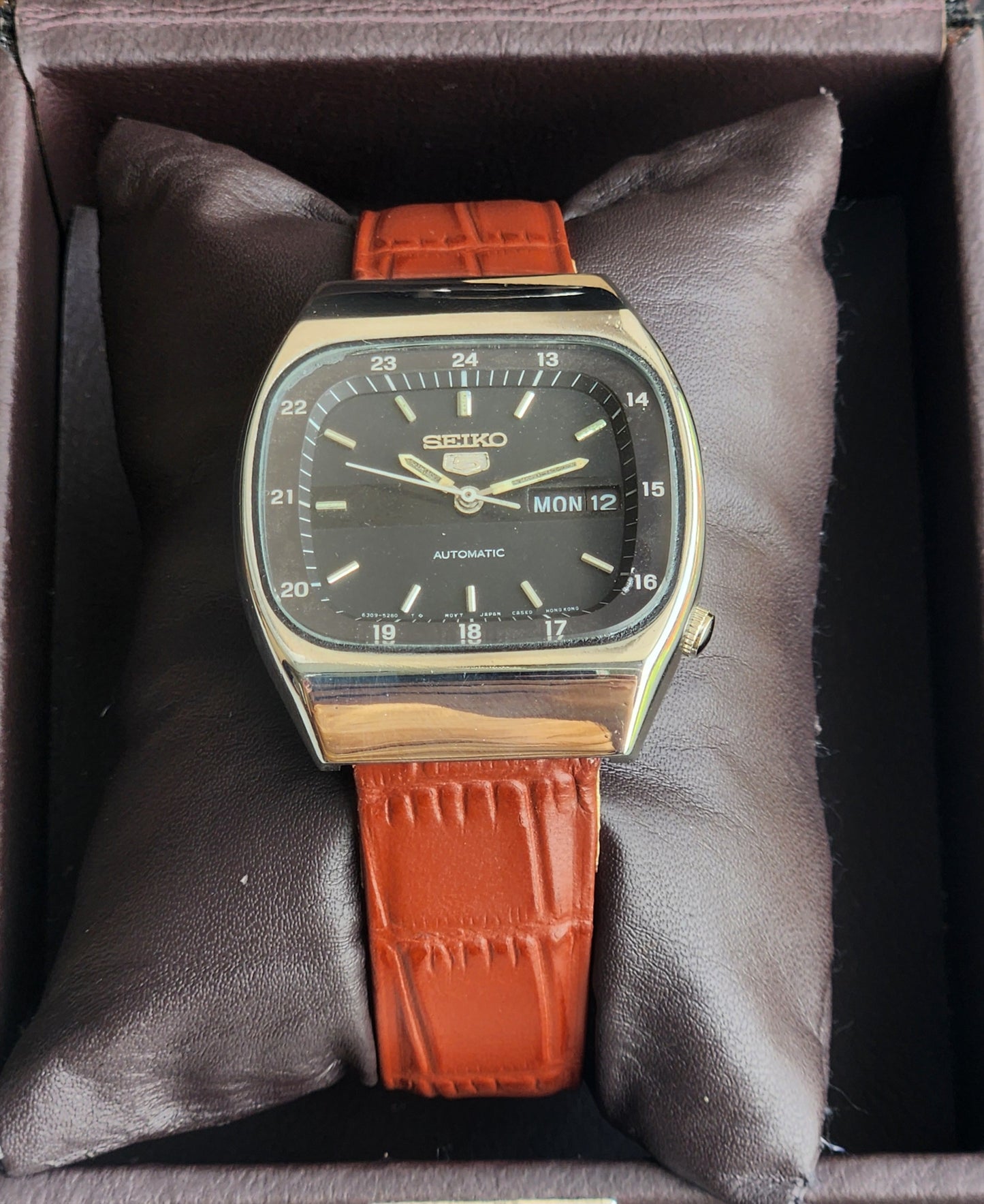 Vintage 1985 Original Seiko 5 Automatic 6319-520A Black Face 21 Jewels Tan Leather Strap Day-Date Japanese Men's Wrist Watch EG201