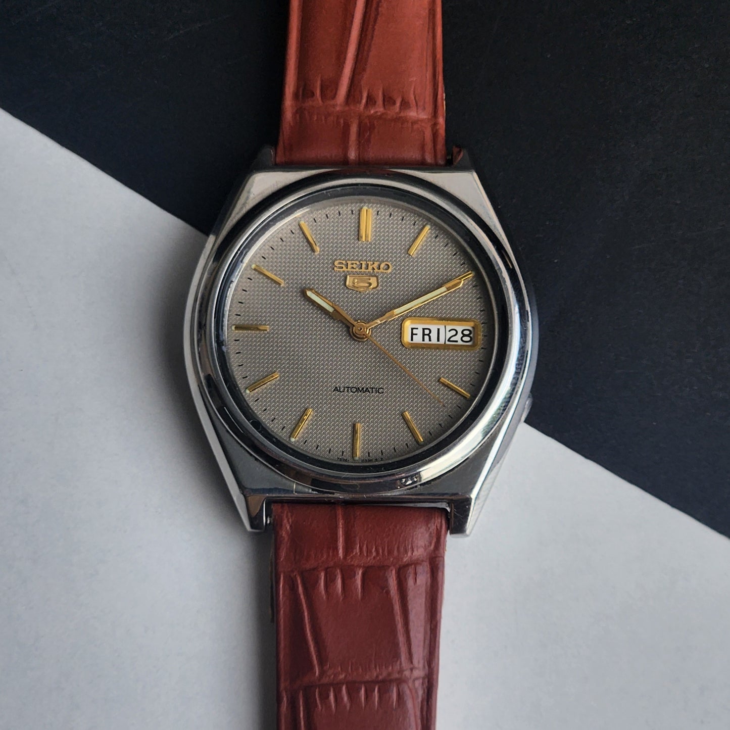 Vintage 1997 Original Seiko 5 Automatic 7S26-8760 Grey Face 21 Jewels Tan Leather Strap Day-Date Japanese Men's Wrist Watch EG204