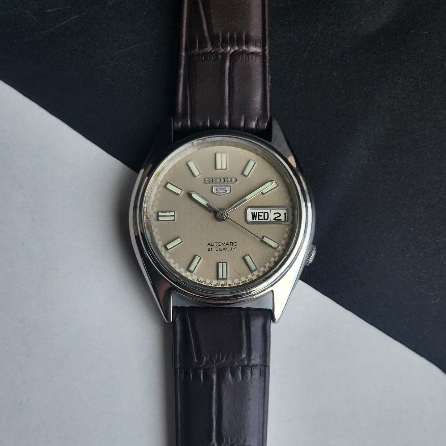 Vintage 1985 Original Seiko 5 Automatic 7S26-6000 Grey Face 21 Jewels Brown Leather Strap Day-Date Japanese Men's Wrist Watch EG205