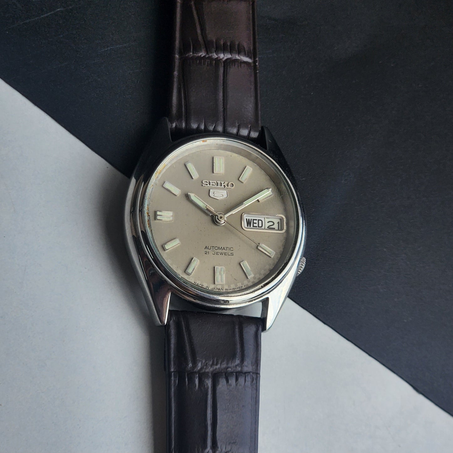 Vintage 1985 Original Seiko 5 Automatic 7S26-6000 Grey Face 21 Jewels Brown Leather Strap Day-Date Japanese Men's Wrist Watch EG205